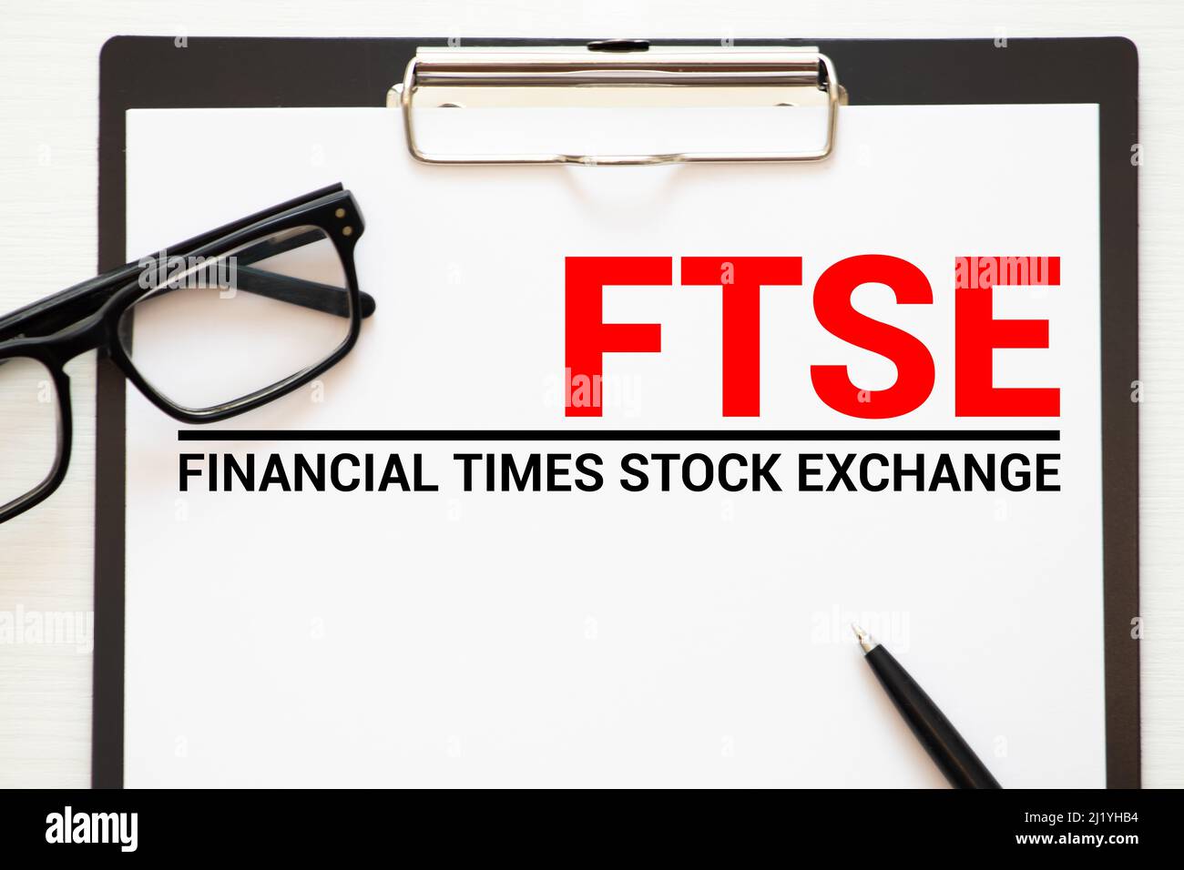 Mano sta girando un dado e cambia la direzione di una freccia che simboleggia che il FTSE Foto Stock