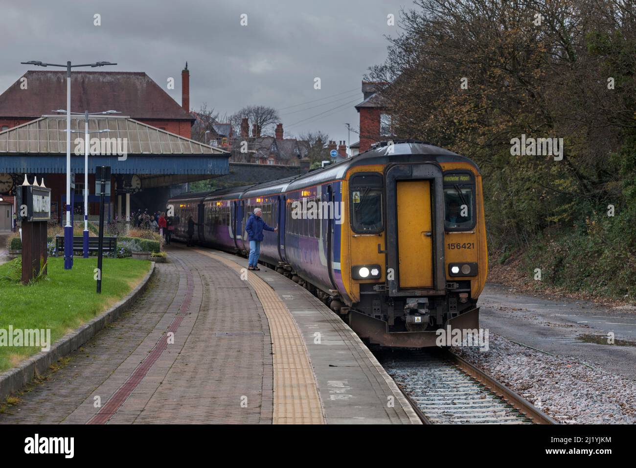 Northern Rail classe 156 treni 156421+156429 alla stazione ferroviaria di Poulton le Fylde, quando la linea era ancora diesel lavorato prima dell'elettrificazione Foto Stock