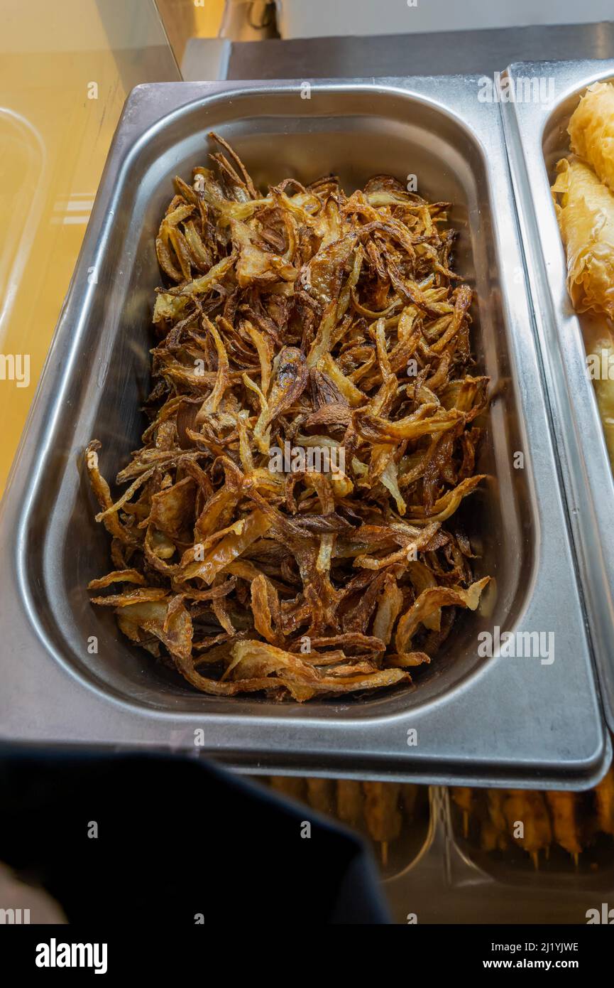 Particolare di cipolla gratin in un ristorante libanese Foto Stock