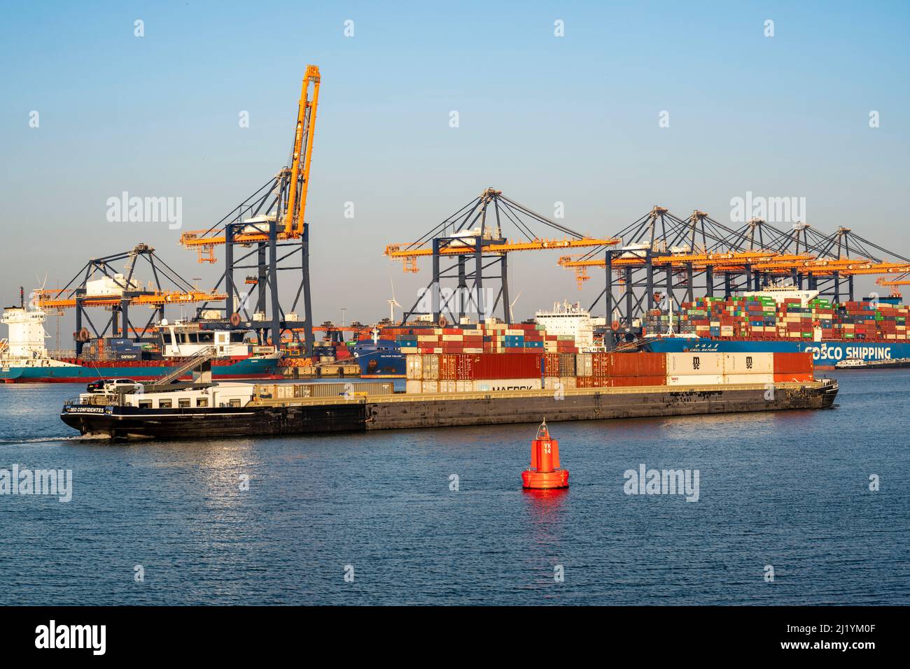 Euromax Container Terminal, container freighter, nel porto marittimo di Rotterdam, Paesi Bassi, Yangtzehaven, chiatta, porto di mare profondo Maasvlakte 2, su un arti Foto Stock