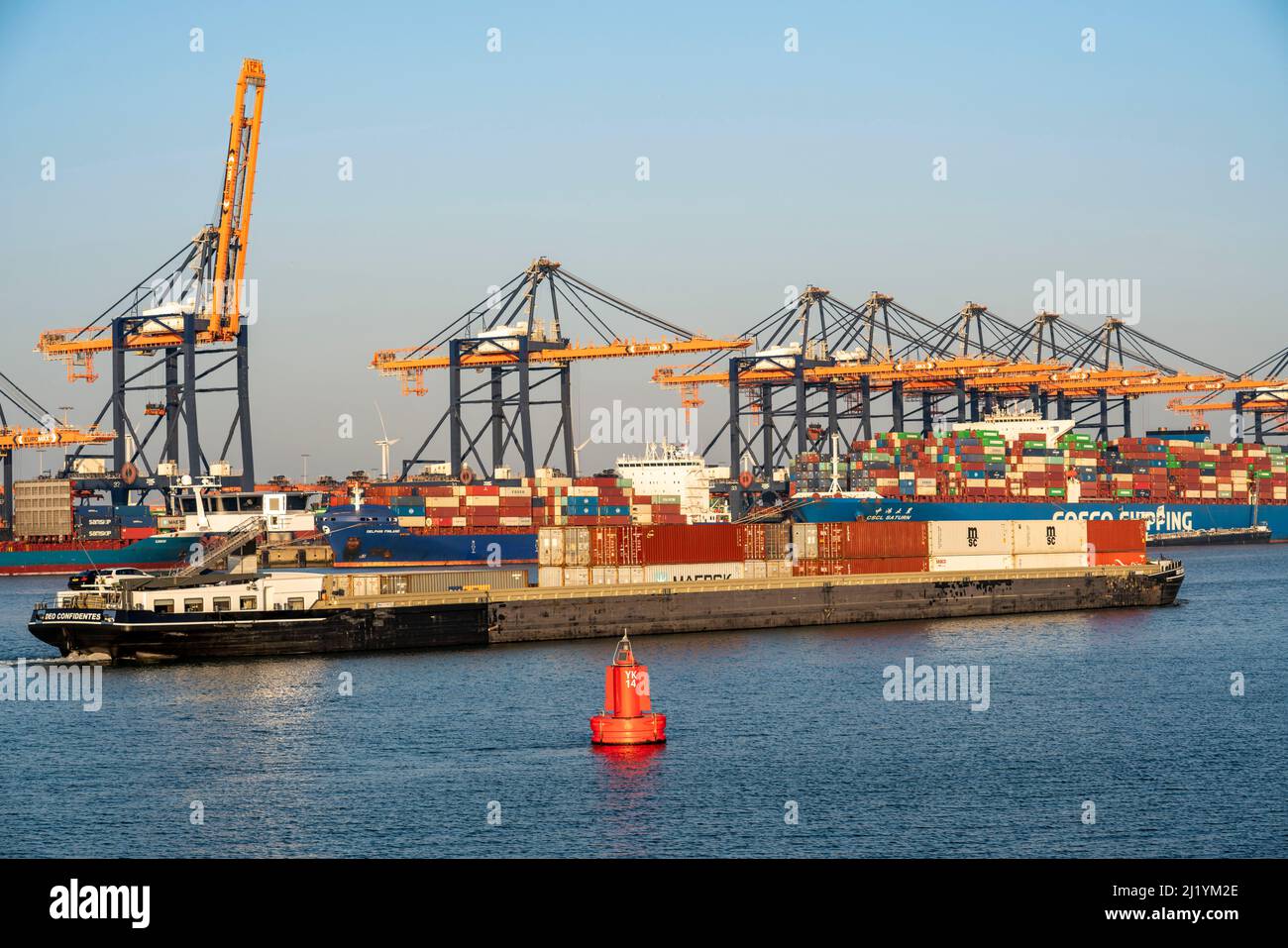 Euromax Container Terminal, container freighter, nel porto marittimo di Rotterdam, Paesi Bassi, Yangtzehaven, chiatta, porto di mare profondo Maasvlakte 2, su un arti Foto Stock