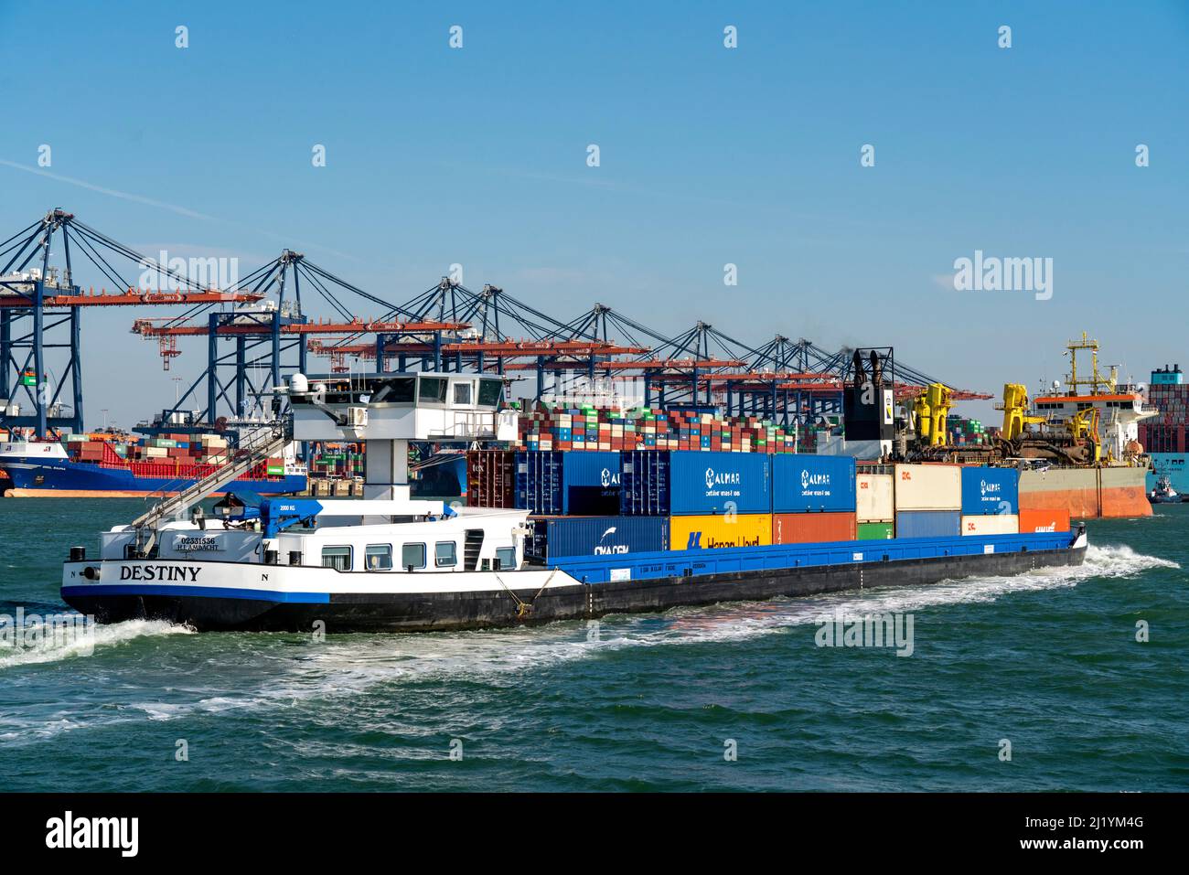 Euromax Container Terminal, container freighter, nel porto marittimo di Rotterdam, Paesi Bassi, Yangtzehaven, chiatta, porto di mare profondo Maasvlakte 2, su un Foto Stock