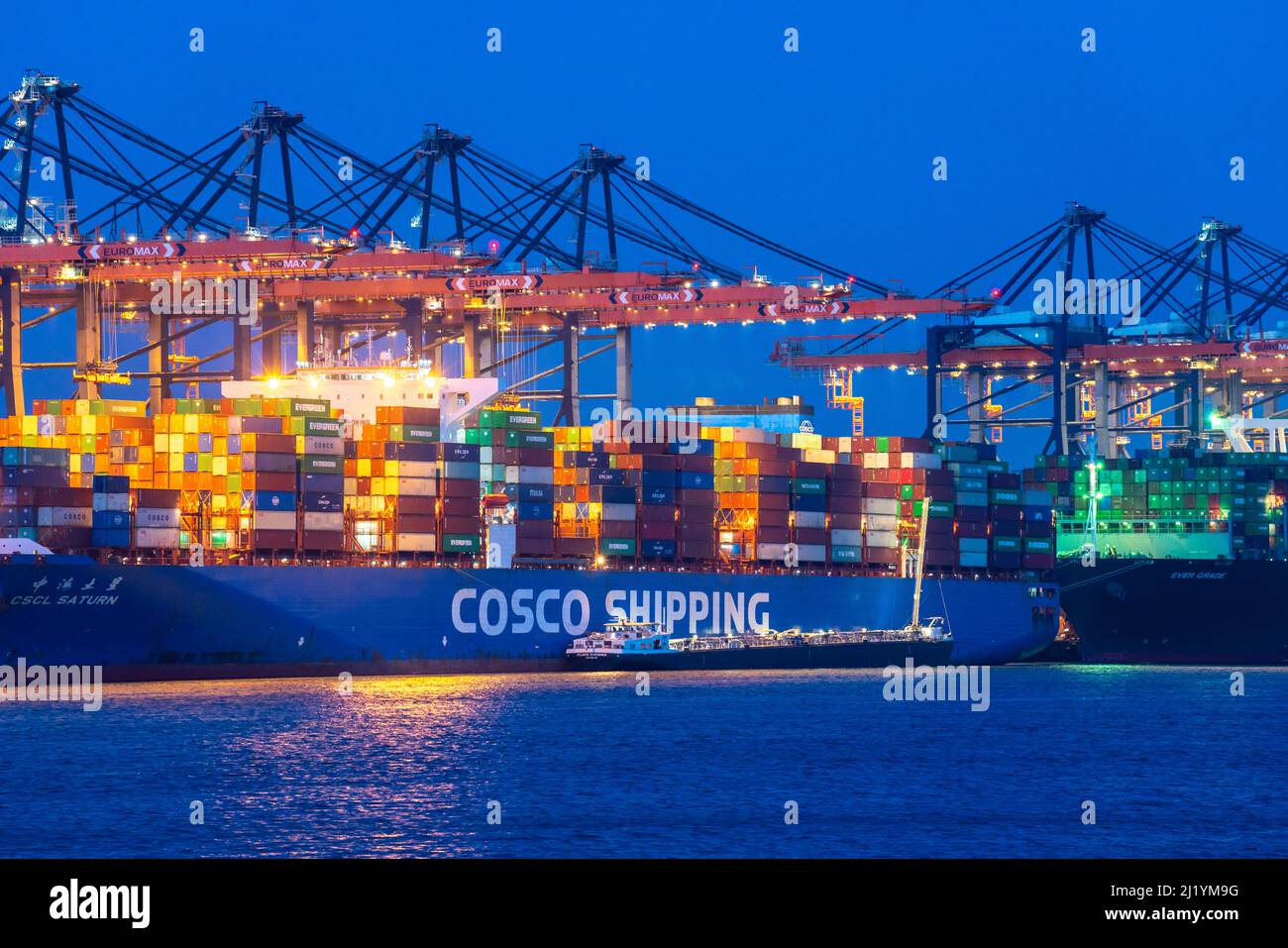 Euromax Container Terminal, Container Frachter, im Seehafen von Rotterdam, Niederlande, Tiefseehafen Maasvlakte 2, auf einer künstlich angelegten Land Foto Stock