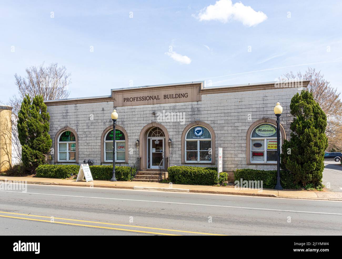 HUNTERSVILLE, NC, USA-22 MARZO 2022: Edificio commerciale e uffici chiamato "Professional Building" al 107 S. Old Statesville Rd. Foto Stock