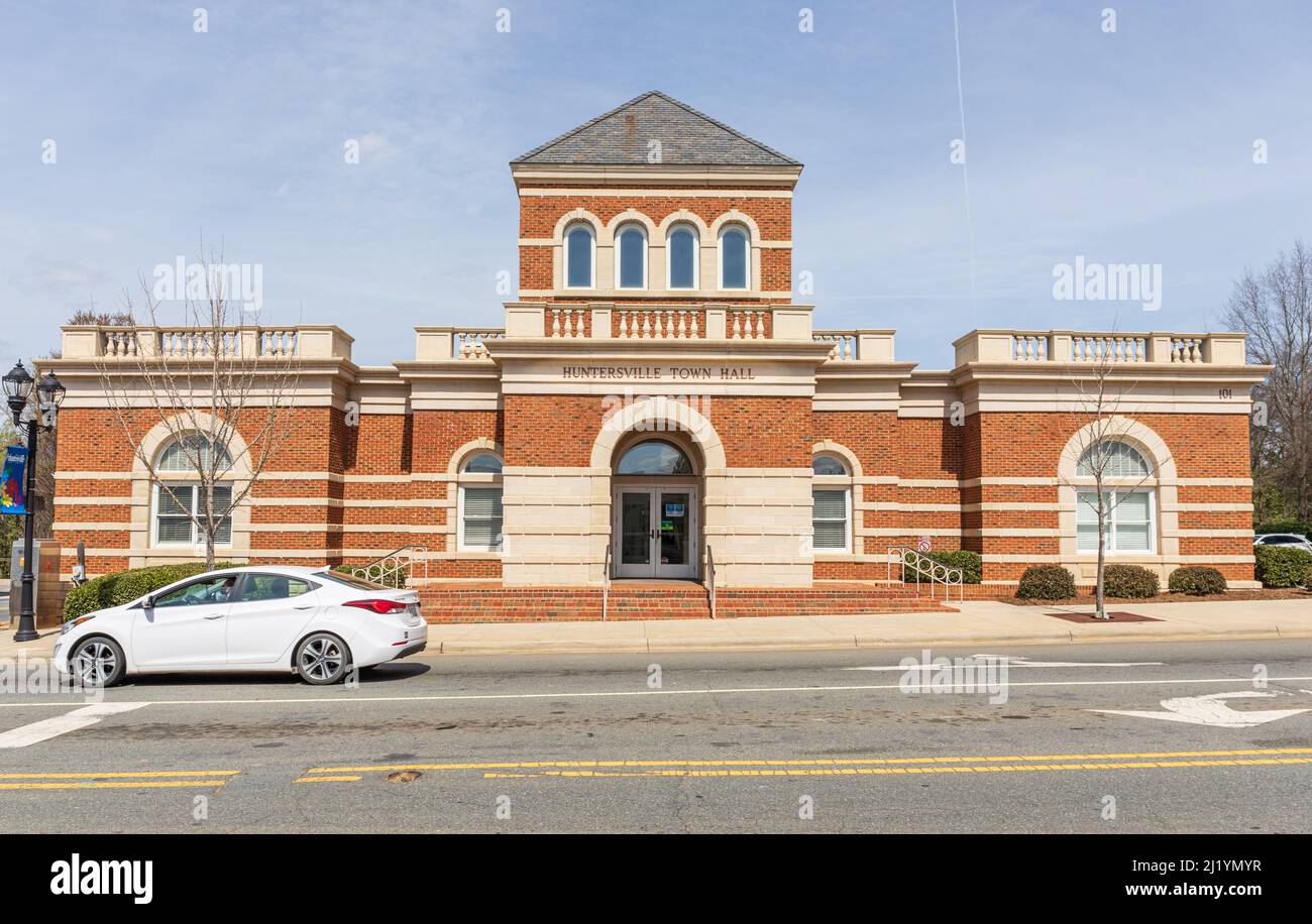HUNTERSVILLE, NC, USA-22 MARZO 2022: Edificio del municipio, che mostra la facciata, l'ingresso e la strada. Foto Stock