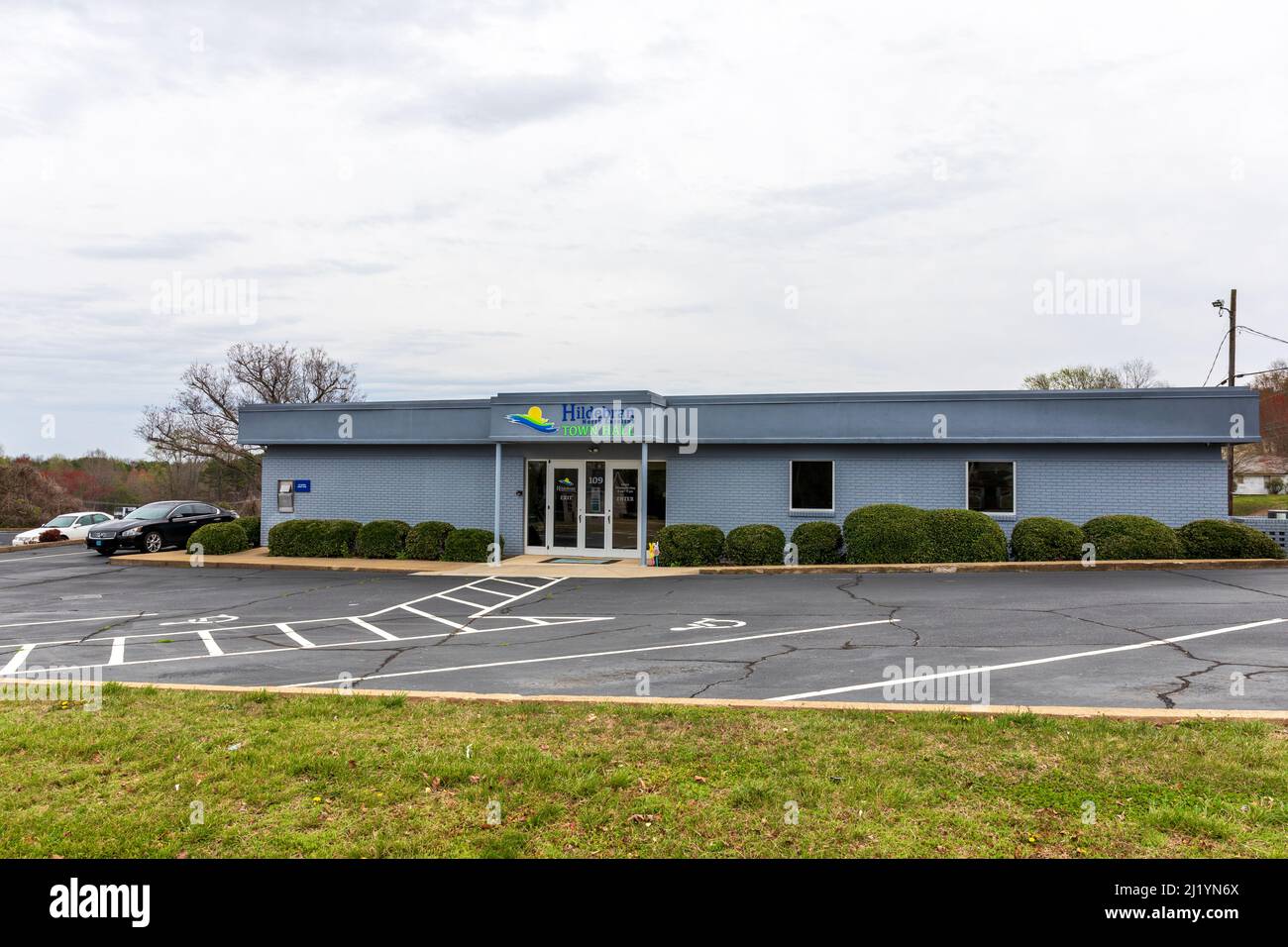 HILDEBRAN, NC, USA-24 MARZO 2022: Facciata dell'edificio del municipio, con ingresso frontale e parcheggio. Foto Stock