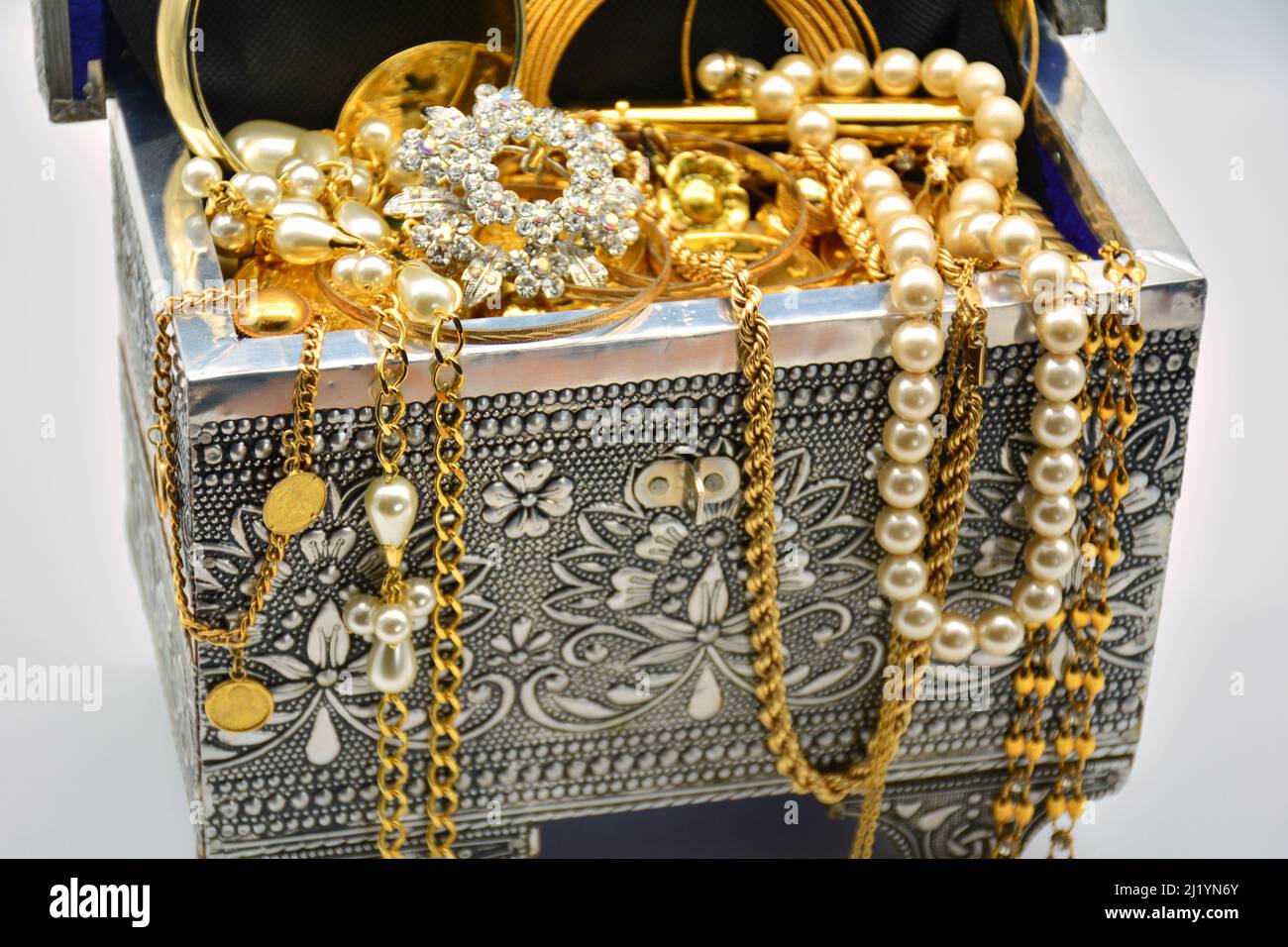 Un tesoro, cofre leno de joyas, perlas, y oro Foto Stock