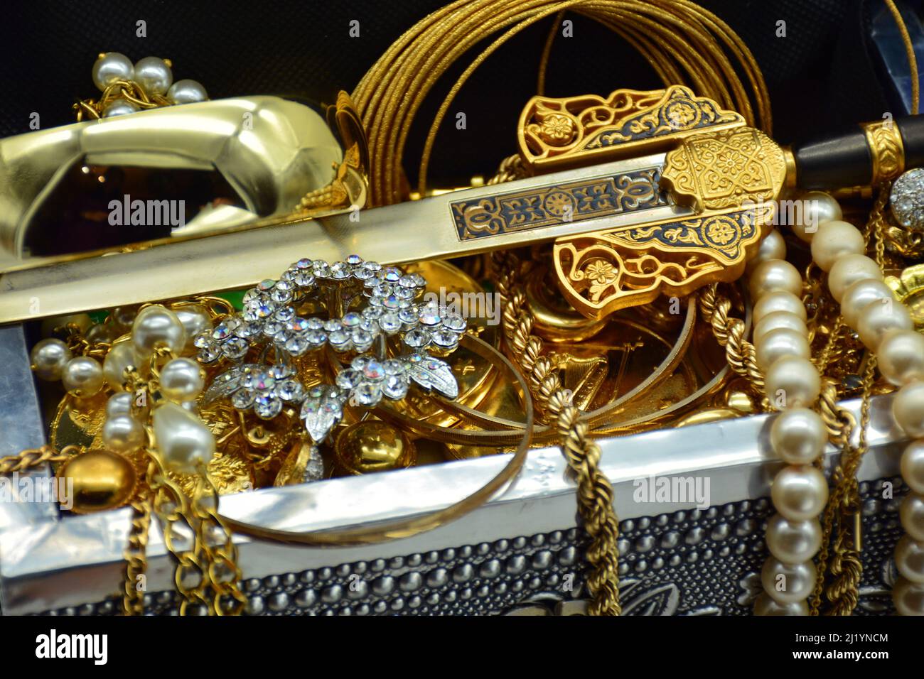 Un tesoro, cofre leno de joyas, perlas, y oro, sobre fondo blanco Foto Stock