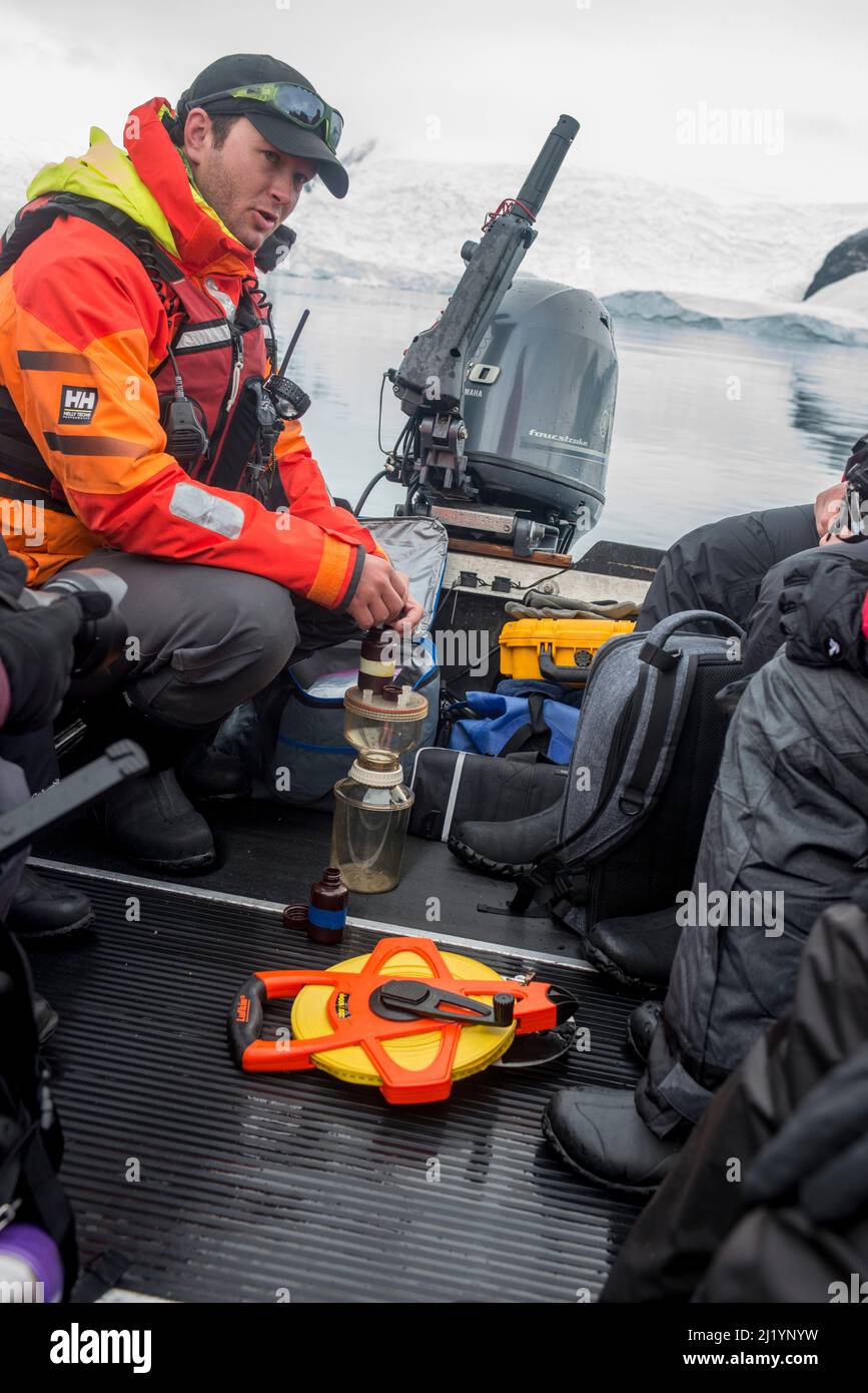 Gli ospiti della nave da crociera Antartica partecipano al progetto Citizen Scientists, raccogliendo campioni di plancton, temperatura dell'acqua e chiarezza, Danco Island. Foto Stock
