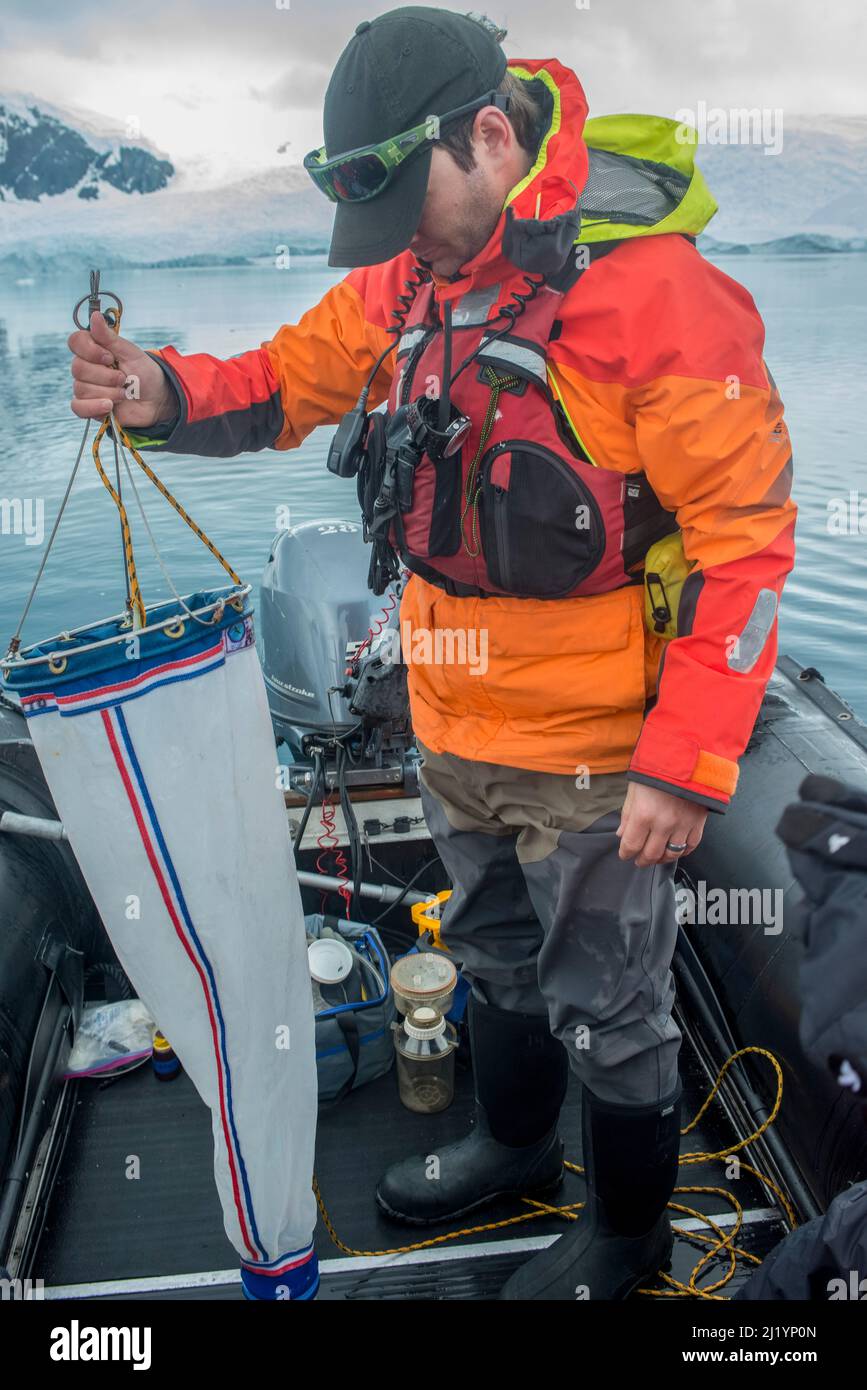 Gli ospiti della nave da crociera Antartico partecipano al progetto Citizen Scientists, raccogliendo campioni di plancton, temperatura dell'oceano e chiarezza dell'acqua al largo di Danco Foto Stock