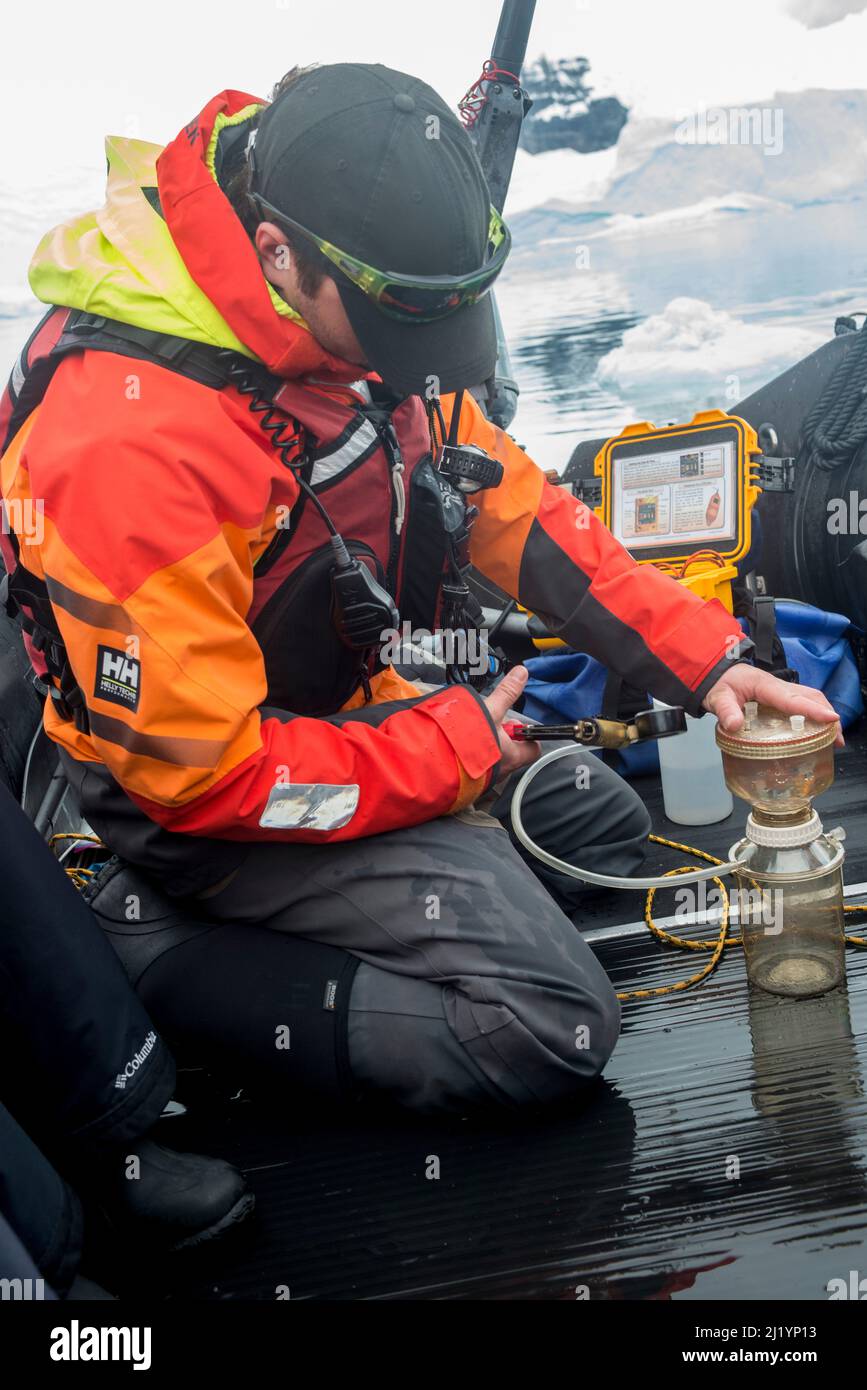 Gli ospiti della nave da crociera Antartico partecipano al progetto Citizen Scientists, raccogliendo campioni di plancton, temperatura dell'oceano e chiarezza dell'acqua al largo di Danco Foto Stock