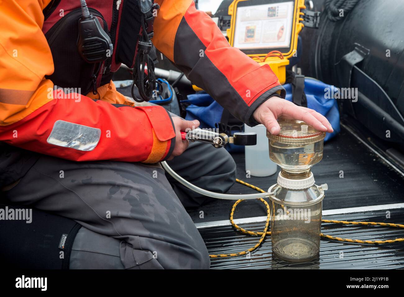 Gli ospiti della nave da crociera Antartico partecipano al progetto Citizen Scientists, raccogliendo campioni di plancton, temperatura dell'oceano e chiarezza dell'acqua al largo di Danco Foto Stock