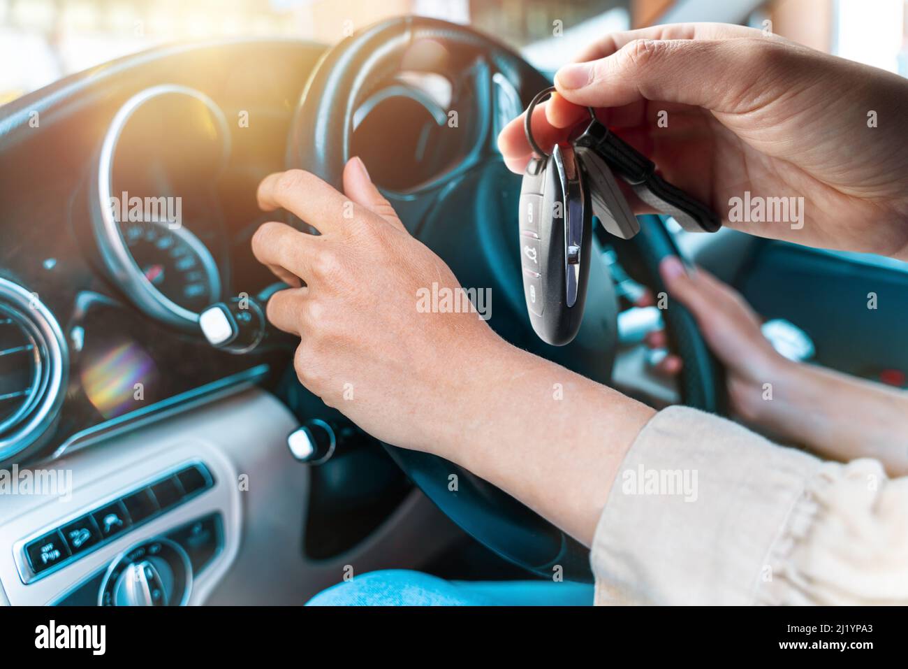 La donna guida una nuova auto moderna acquistata Foto Stock