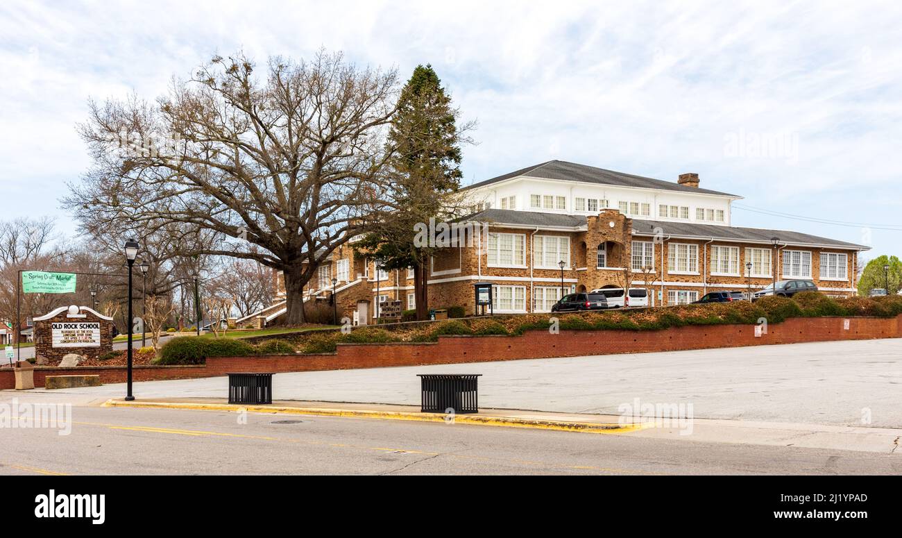 VALDESE, NC, USA-24 MARZO 2022: The Old Rock School, ora un luogo di intrattenimento. Include edificio, cartello monumento. Foto Stock