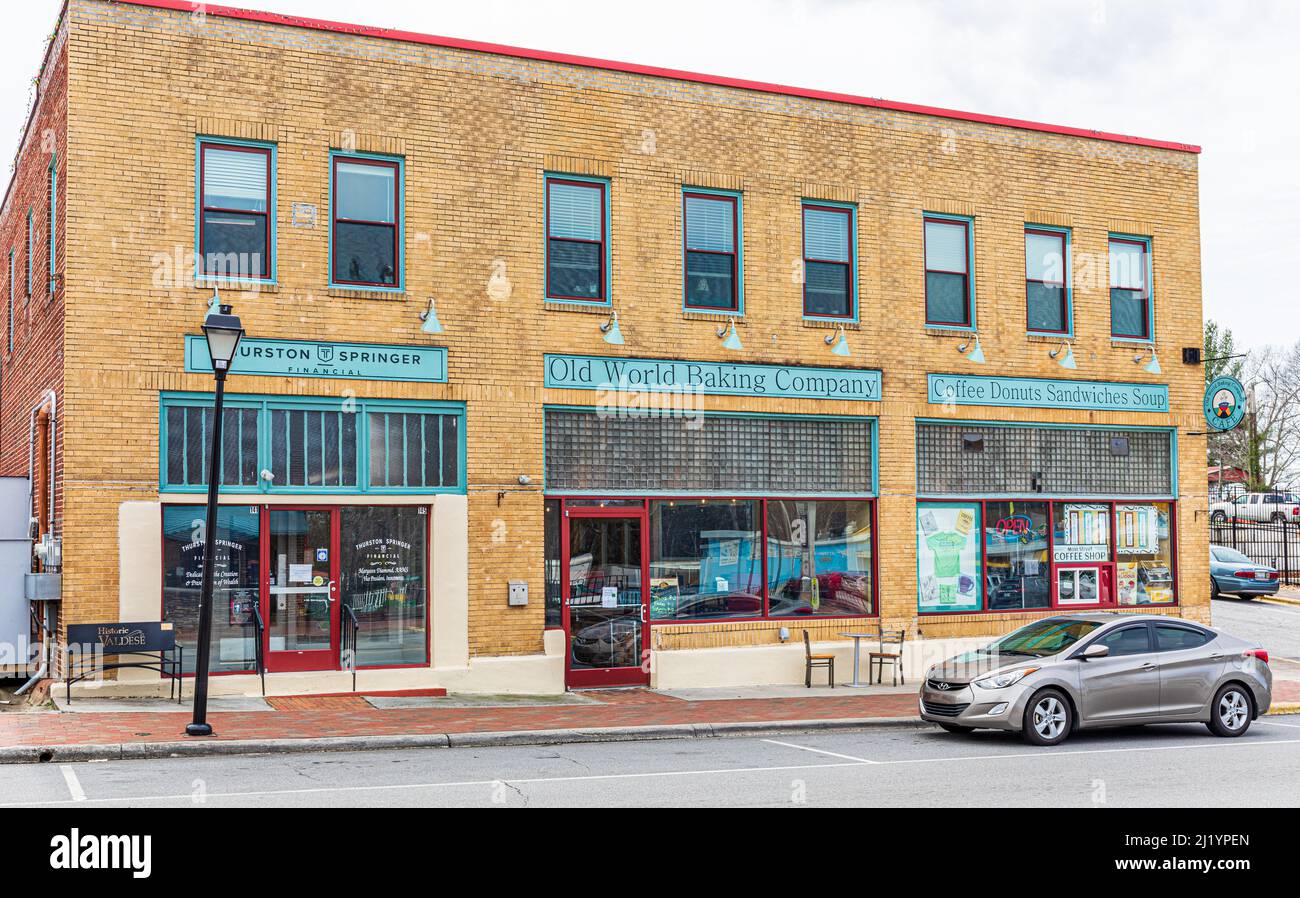 VALDESE, NC, USA-24 MARZO 2022: Vecchio edificio commerciale su Main St., alloggiamento Thurston Springer Financial, The Old World Baking Company, and the Main S. Foto Stock