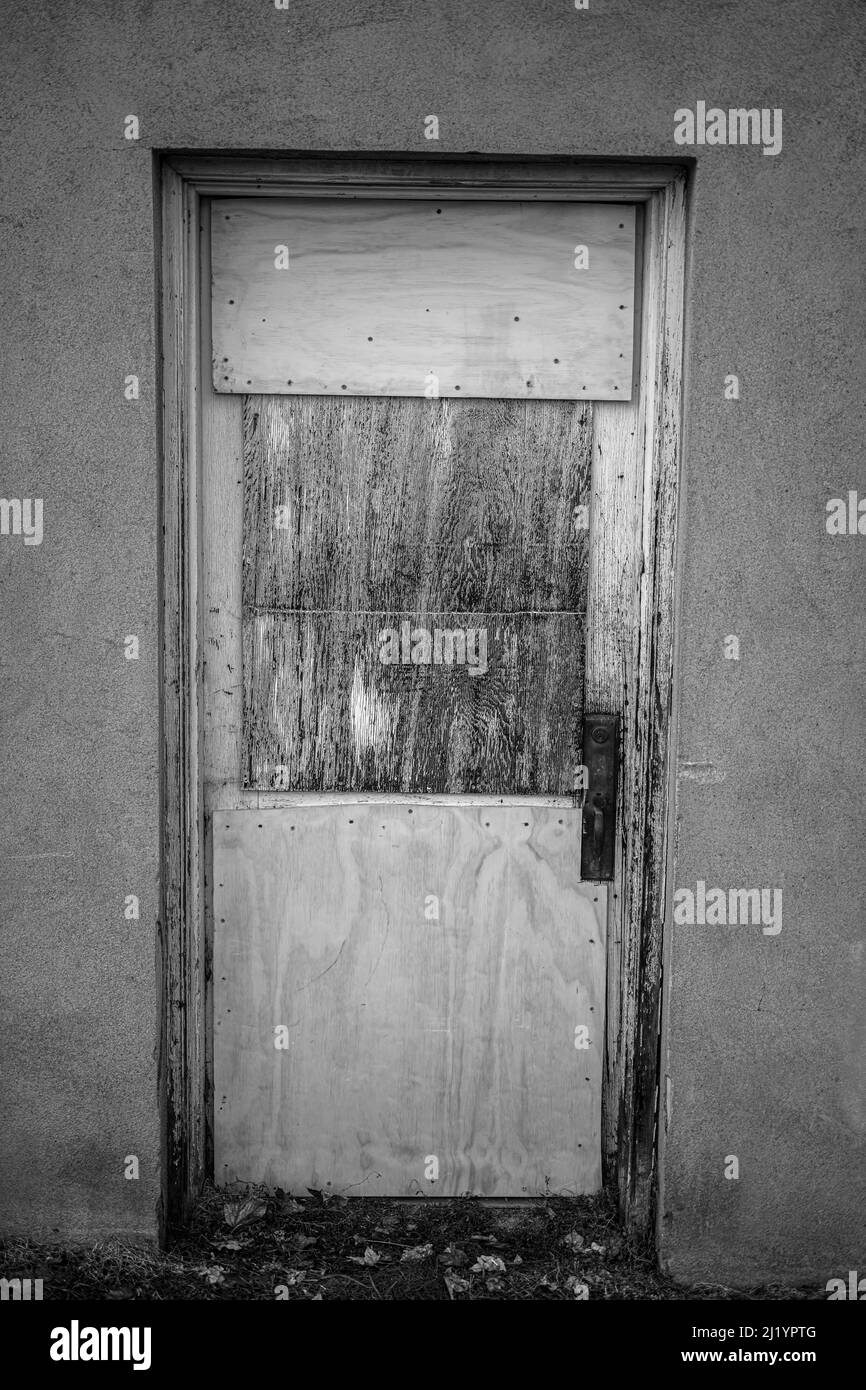 Vecchia porta vintage in legno su una casa Foto Stock