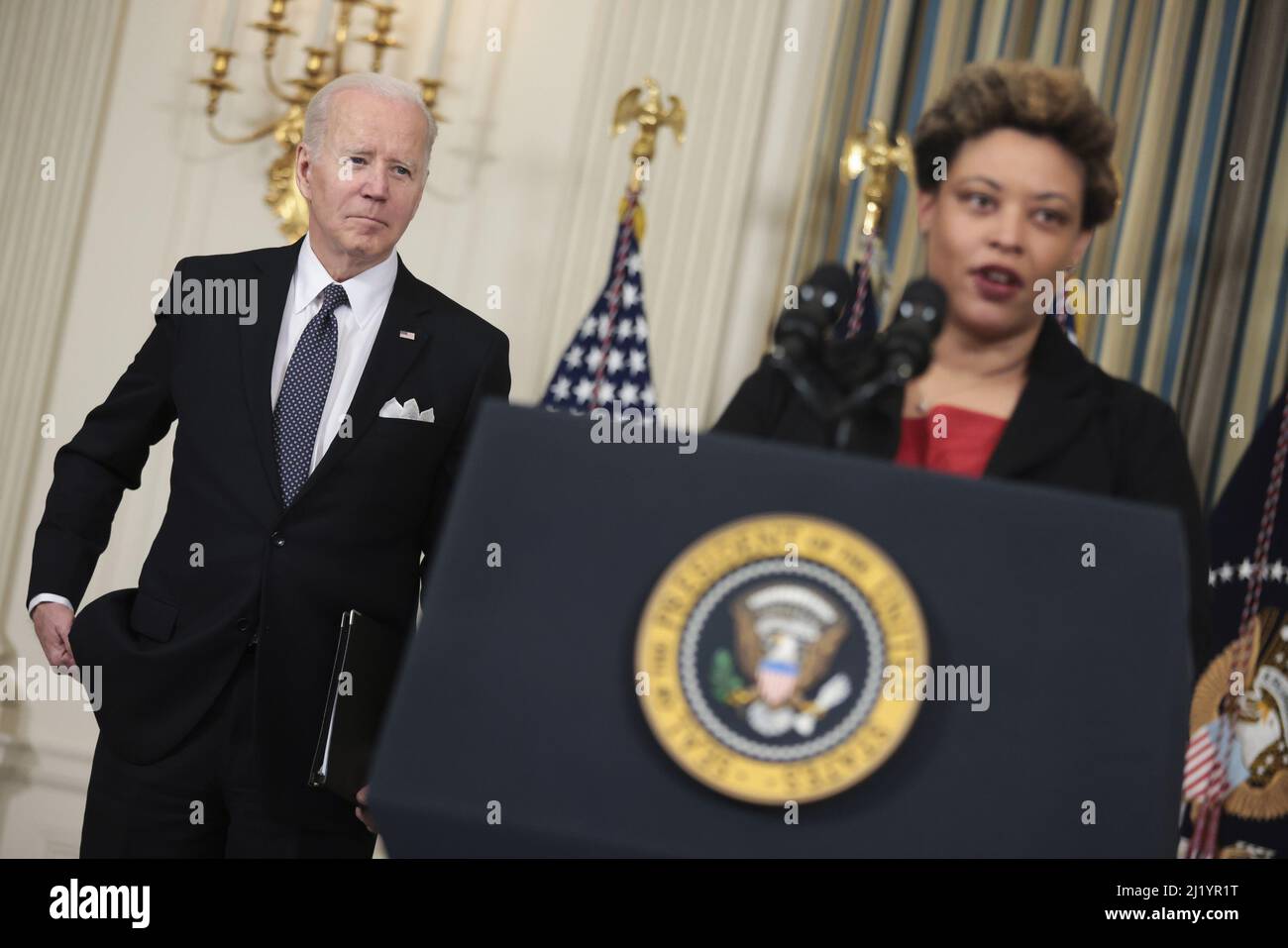 Washington, Stati Uniti. 28th Mar 2022. Il presidente Joe Biden (L) guarda sopra come direttore dell'ufficio degli Stati Uniti di gestione e di bilancio Shalanda Young parla durante un evento in cui Biden ha annunciato il suo bilancio per l'anno fiscale 2023, Che prevede di ridurre i deficit di più di $1 trilioni nel prossimo decennio, promuovere la sicurezza e la sicurezza in patria e in tutto il mondo, e fare gli investimenti necessari per costruire un’America migliore a Washington, DC lunedì 28 marzo 2022. Foto di Oliver Contreras/UPI Credit: UPI/Alamy Live News Foto Stock