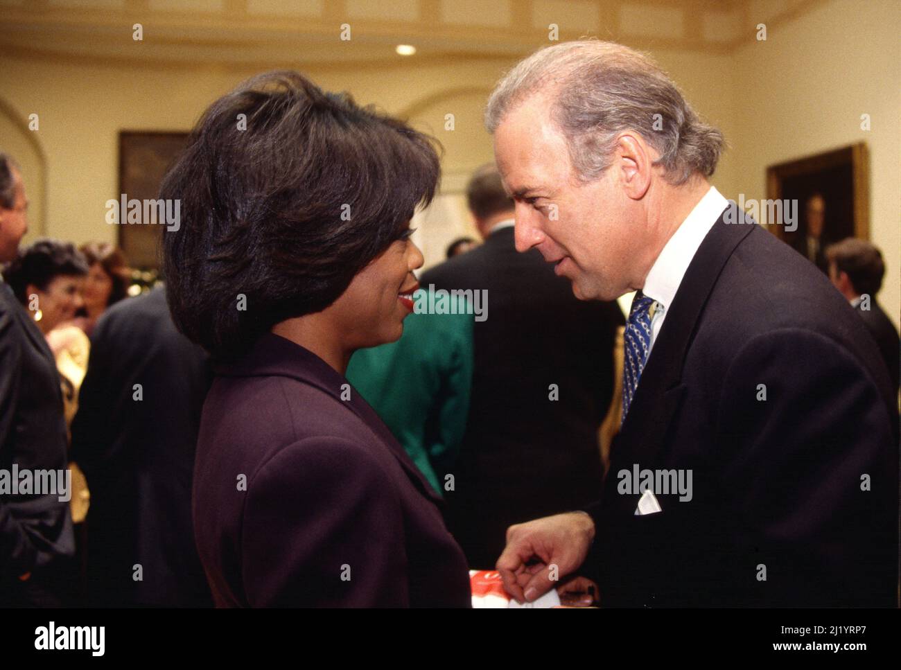Il senatore Joseph Biden (L) parla con l'ospite del talkshow Oprah Winfrey a Washington, DC. Foto Stock