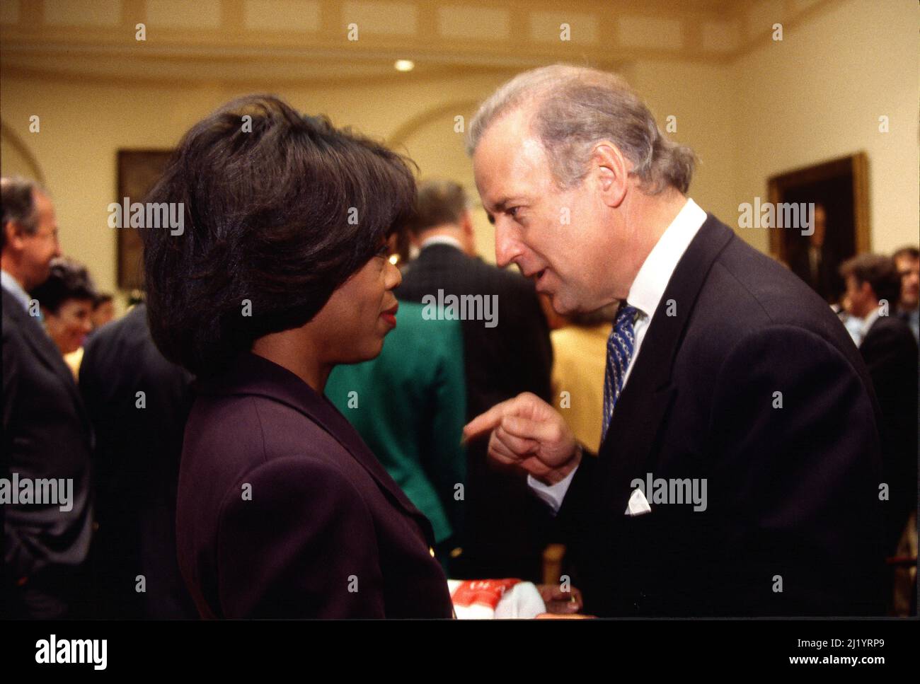 Il senatore Joseph Biden (L) parla con l'ospite del talkshow Oprah Winfrey a Washington, DC. Foto Stock