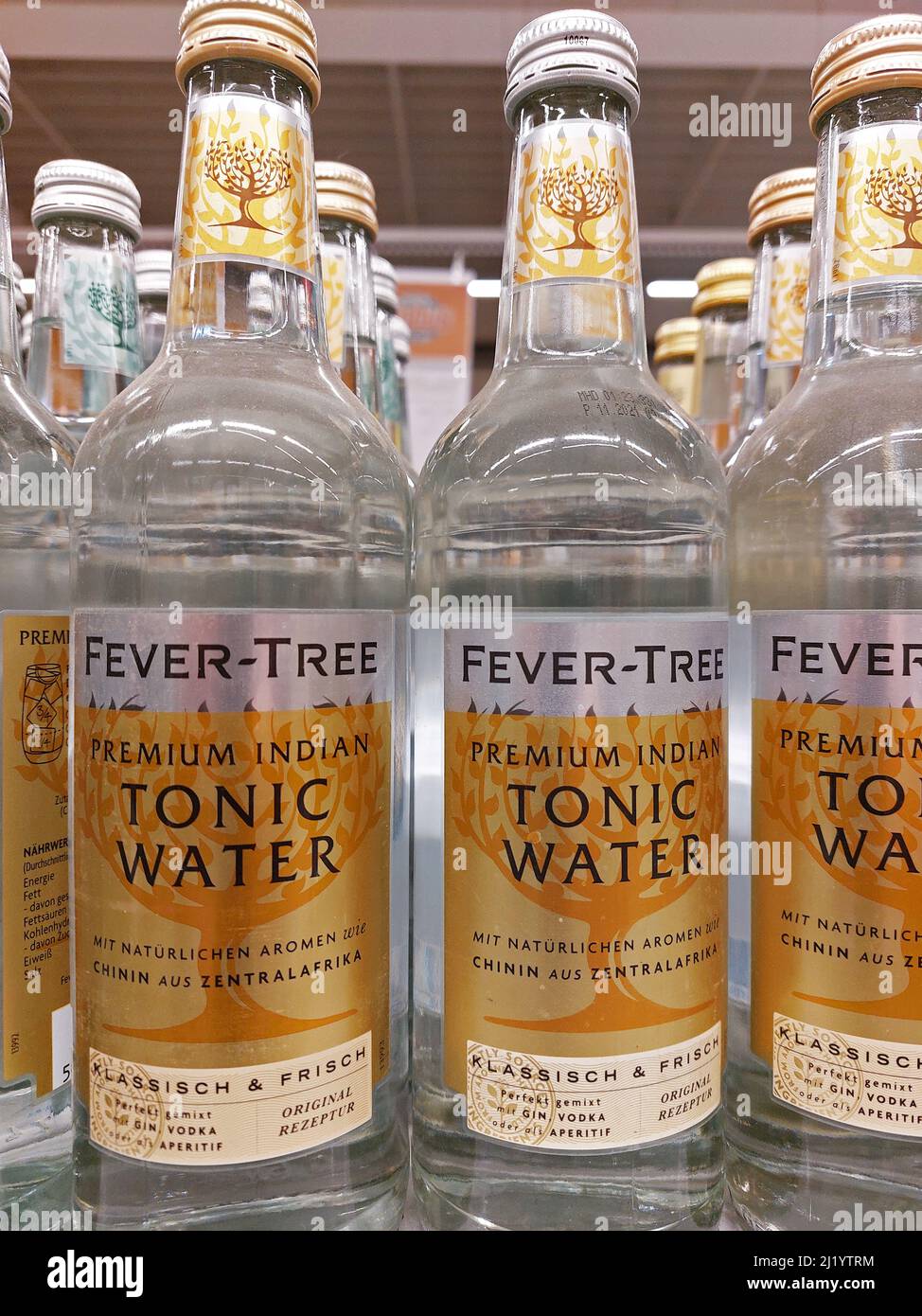 bottiglia d'acqua tonica dell'albero della febbre in un supermercato Foto Stock
