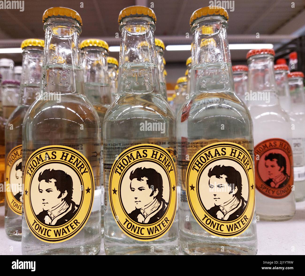 Bottiglie d'acqua Thomas Henry onic in un supermercato Foto Stock