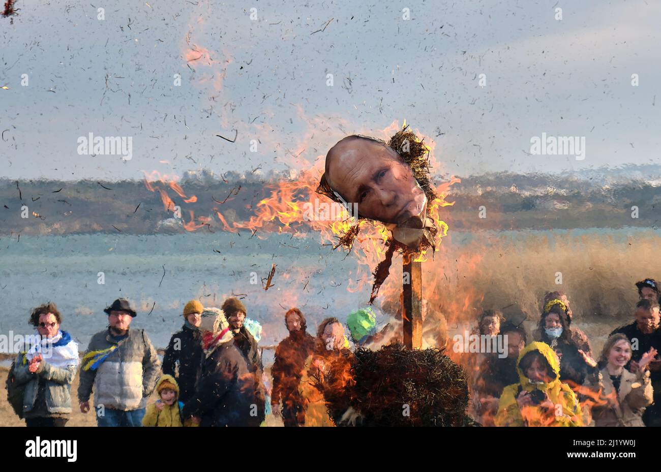 Tbilisi, Georgia. 27th Mar 2022. I russi bruciano un effigie di Putin sulle rive del bacino idrico di Tbilisi Foto Stock