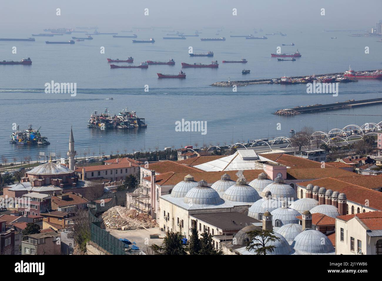 28 marzo 2022: Le navi in attesa del passaggio del Bosforo sulla costa di Yenikapi all'ingresso del Mar di Marmara a Istanbul hanno creato una densità in Turchia il 28 marzo 2022. Il traffico delle navi nel Bosforo è stato sospeso in entrambe le direzioni a causa della visibilità che scende al di sotto di mezzo miglio durante le ore diurne. (Credit Image: © Tolga Ildun/ZUMA Press Wire) Foto Stock