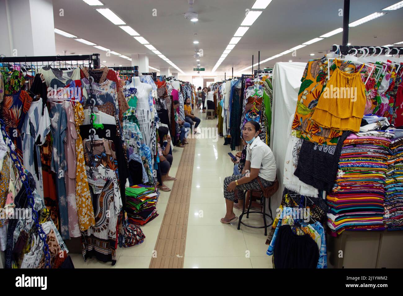 Venditori di abbigliamento e sarong all'interno del mercato Pasar Seni Sukawati Gianyar a Bali, Indonesia. Foto Stock