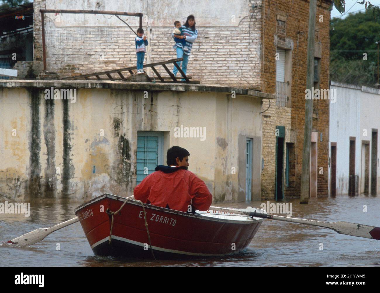 Donna e bambini in attesa di essere salvati dalle inondazioni in una città nella provincia di Entre Rios in Argentina, Sud America Foto Stock