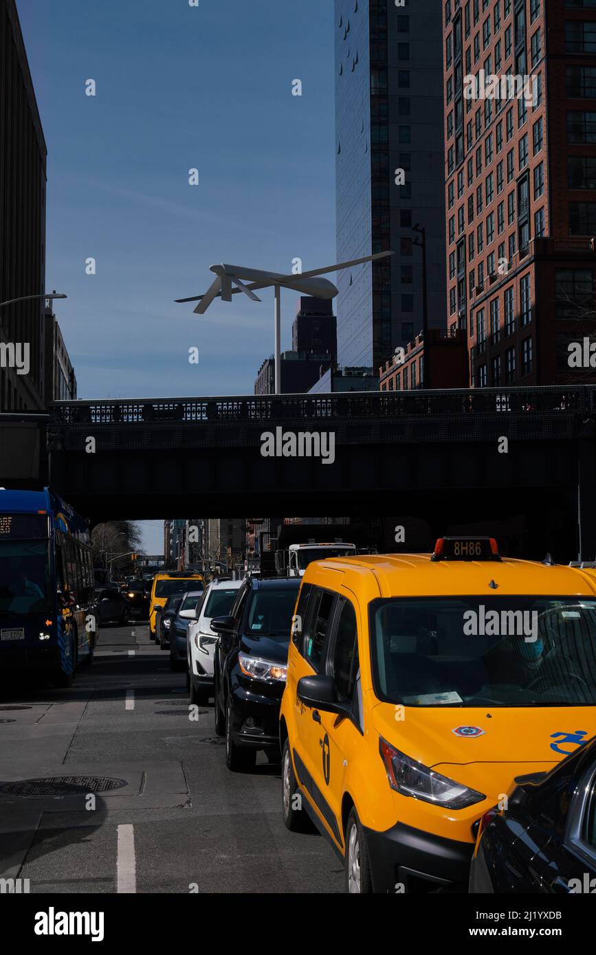 Untitled (drone), una scultura in vetroresina su larga scala di un drone astratto, High Line, New York. L'artista Sam Durant si concentra sulle questioni della sorveglianza. Foto Stock