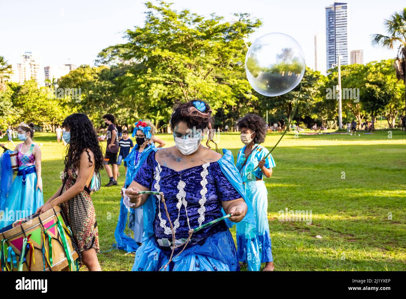 Goiânia, Goias, Brasile – 01 marzo 2022: Una ragazza che soffia enormi bolle di sapone. Foto scattata durante il Carnevale di strada in un parco pubblico della città. Foto Stock