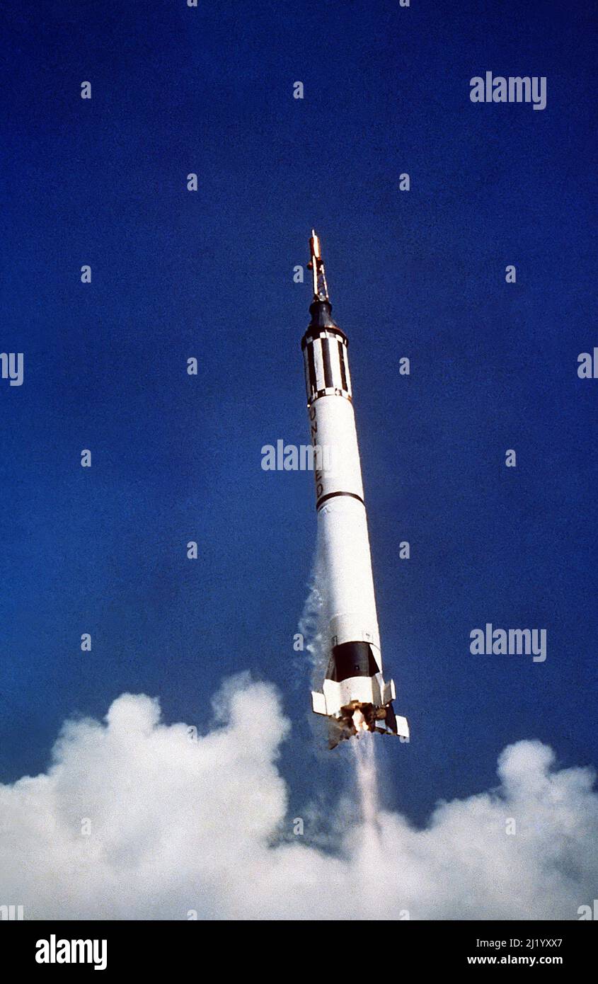Il Mercury Redstone 3, con al Shepard a bordo, che si alza da Capo Canaveral il 5 1961 maggio Foto Stock