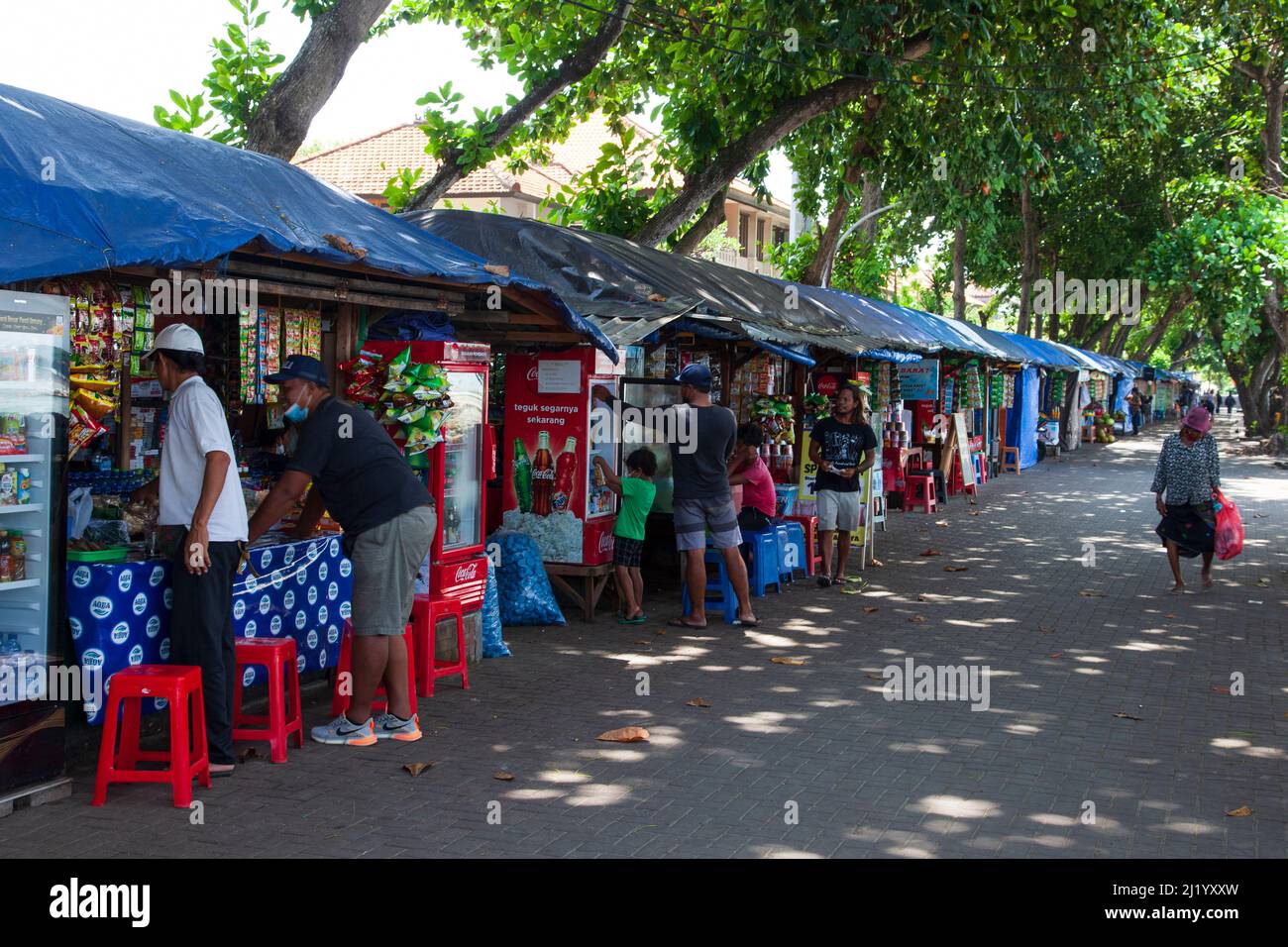 Negozi e bancarelle di cibo e bevande a North Sanur vicino al Porto di Sanur a Bali, Indonesia. Foto Stock