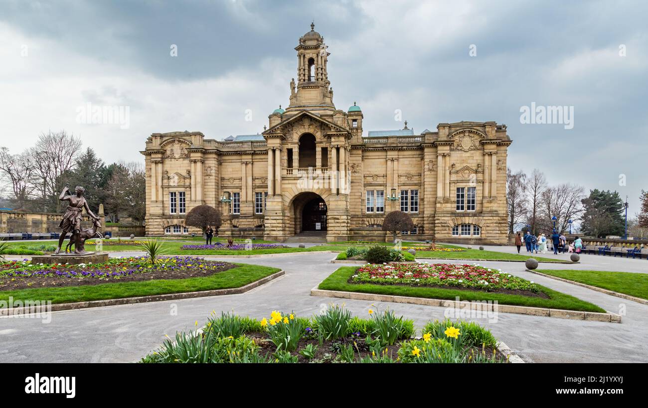 Bradford's Cartwright Hall e Lister Park in primavera. Foto Stock