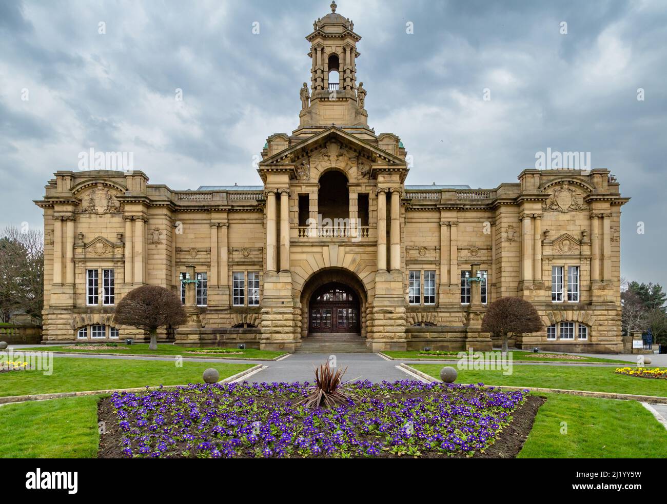 Bradford's Cartwright Hall e Lister Park in primavera. Foto Stock
