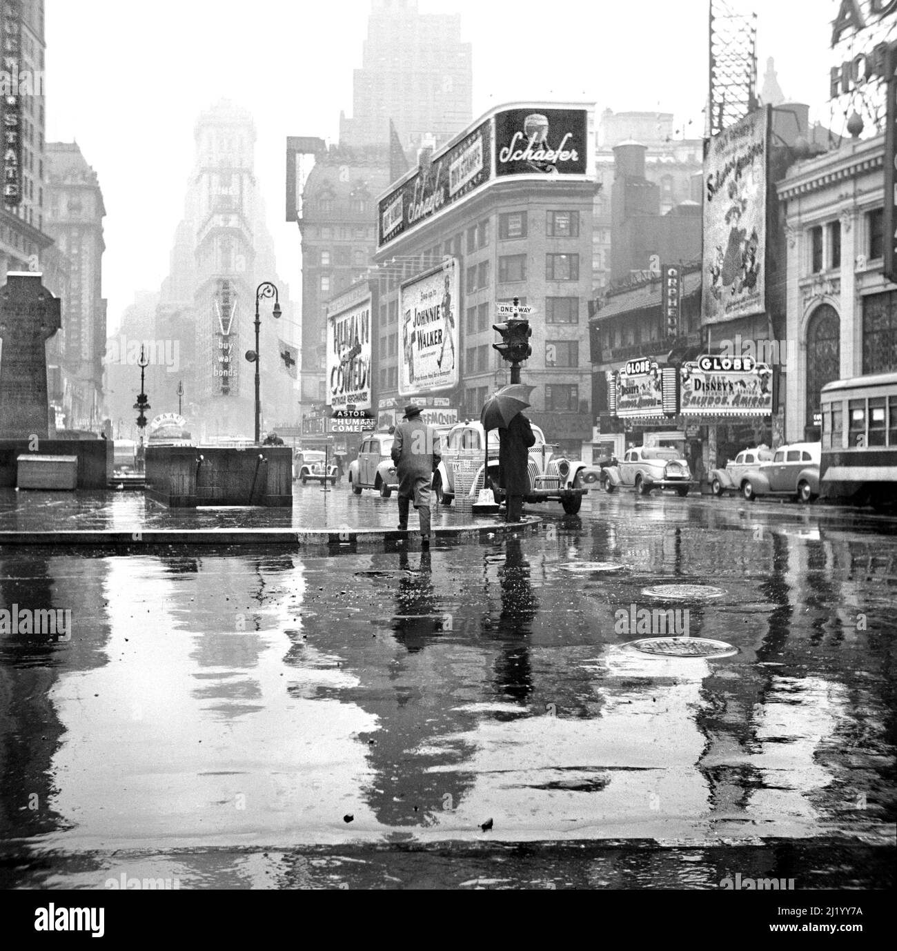 Street Scene in Rainy Day, Times Square, New York City, New York, USA, John Vachon, U.S. Farm Security Administration/U.S. Office of War Information, marzo 1943 Foto Stock