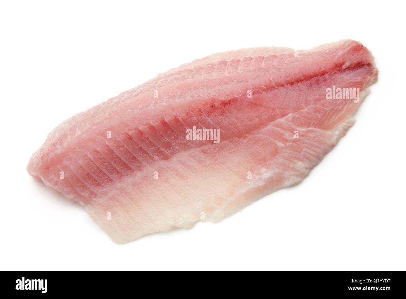 Filetto di pesce bianco grezzo isolato su sfondo bianco. Alimenti sani a basso contenuto calorico Foto Stock