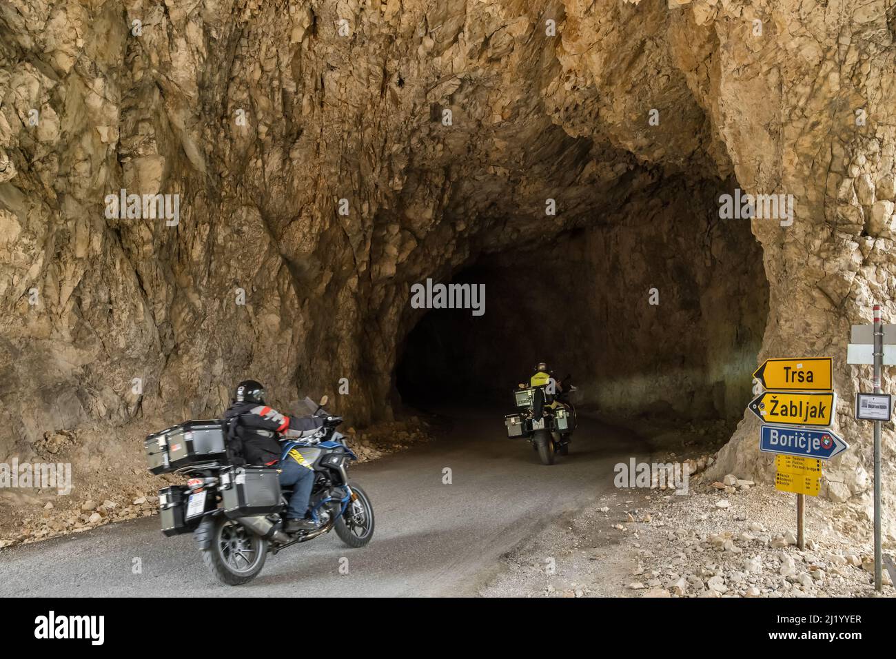Motociclisti che guidano nel tunnel sulla strada per Zabljak, Montenegro Foto Stock