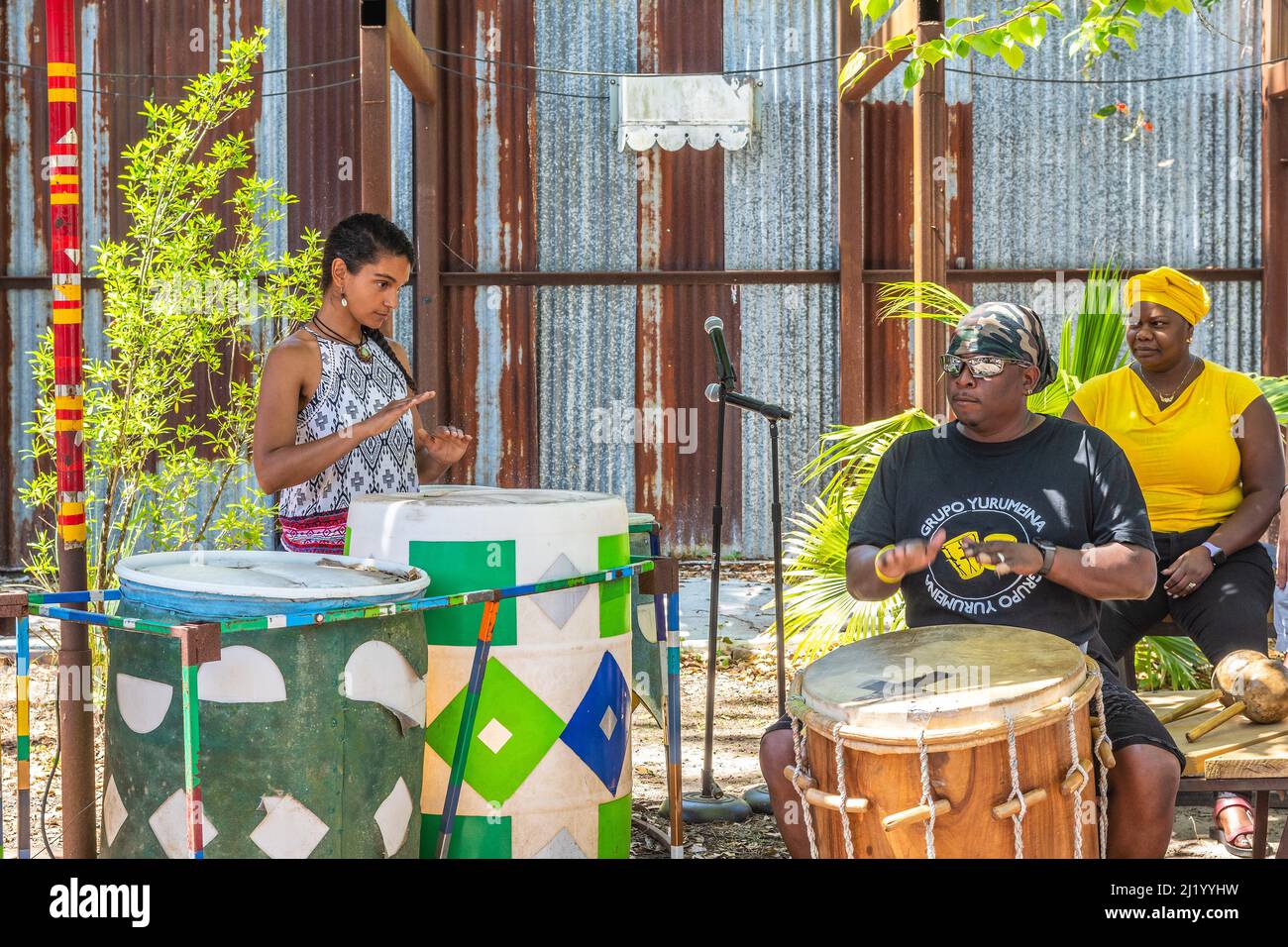 Il Grupo Yurumeina conduce una dimostrazione di tamburi e un workshop durante la Giornata della Comunità di Garifuna al Music Box Village di New Orleans, Louisiana, USA. Foto Stock