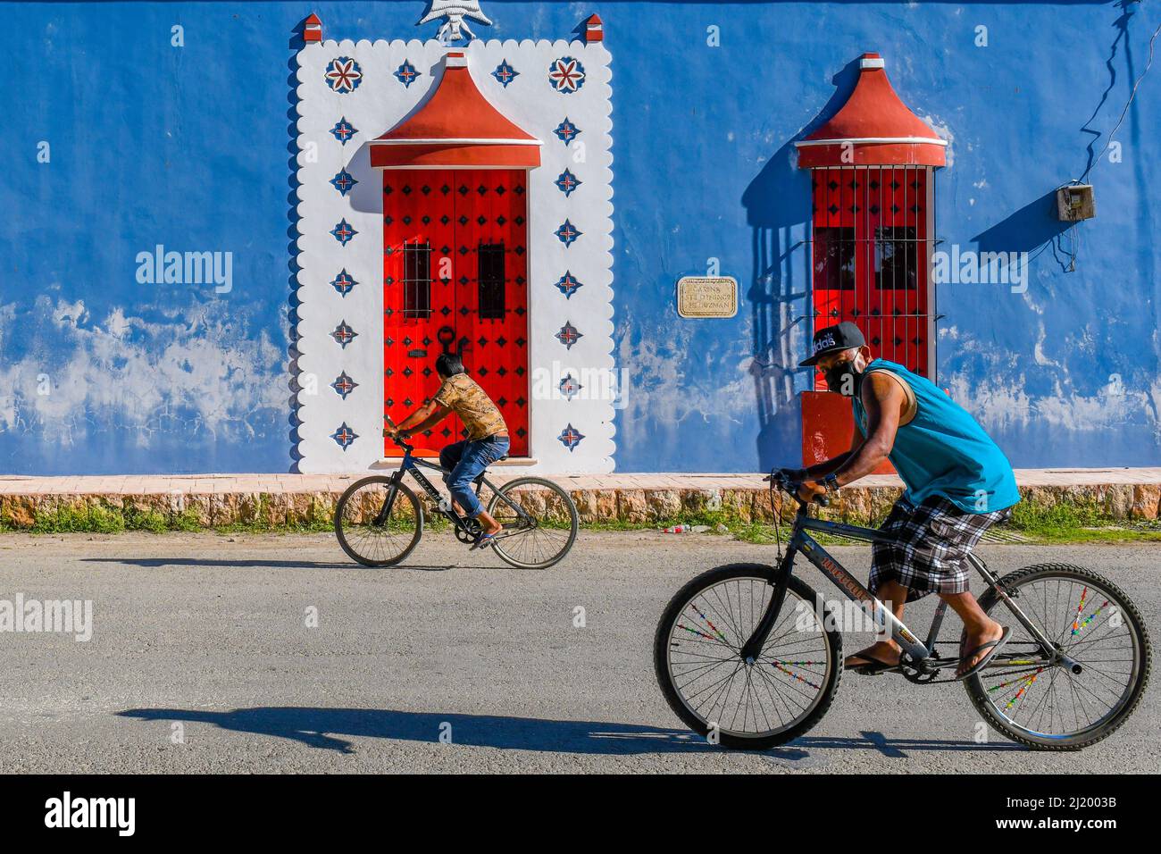 Persone in bicicletta Uayma, Yucatan Messico Foto Stock