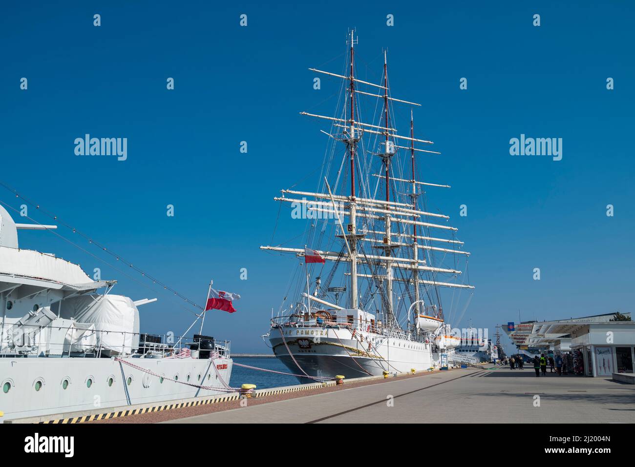 10 settembre 2020 Gdynia Polonia, un molo sul lungofiume vicino al Mar Baltico con una bella vista della città e delle navi Foto Stock