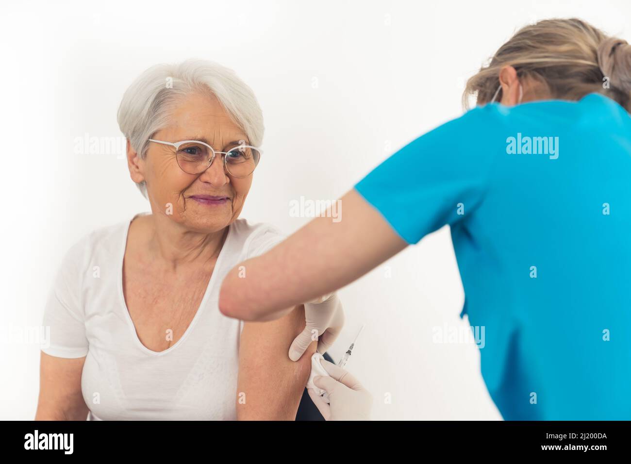 La nonna europea allegra è stata vaccinata. Misure di sicurezza e concetti sanitari. Foto di alta qualità Foto Stock