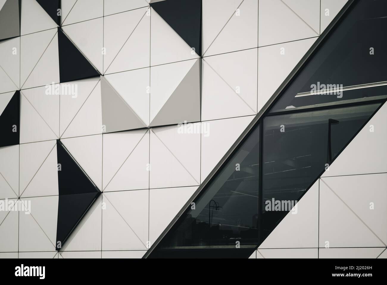 architettura moderna con forme triangolari in bianco e nero Foto Stock