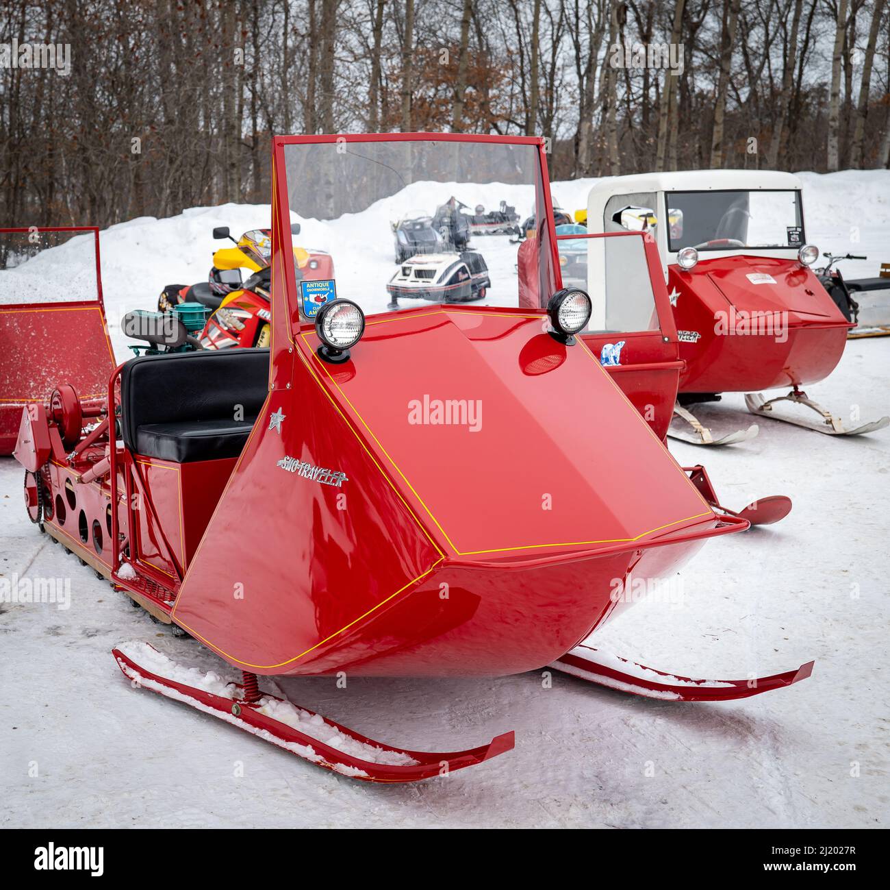 NISSHA, MN - 5 GEN 2022: Restaurata Red Antique Polaris Sno-Traveler motoslitta, primo piano sulla neve d'inverno in Minnesota in vista ad angolo. Altri machi d'annata Foto Stock