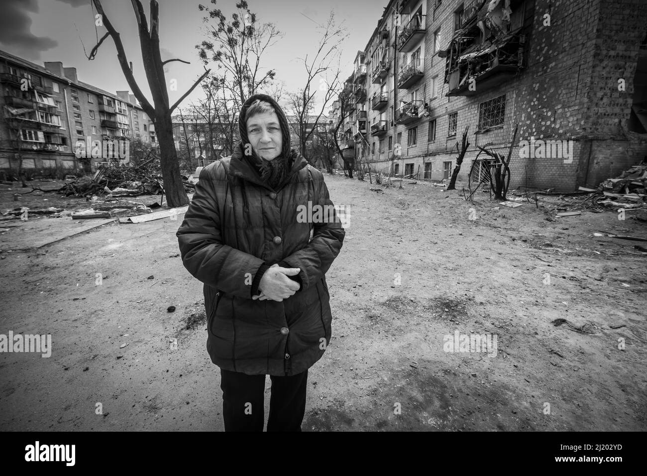 Následkem ruského bombardování bylo dne 18. března zničeno celé sidliště v Kyjevě. Poškozených je šest činžovnách Domů, přihlehlá škola i školka. V mí Foto Stock
