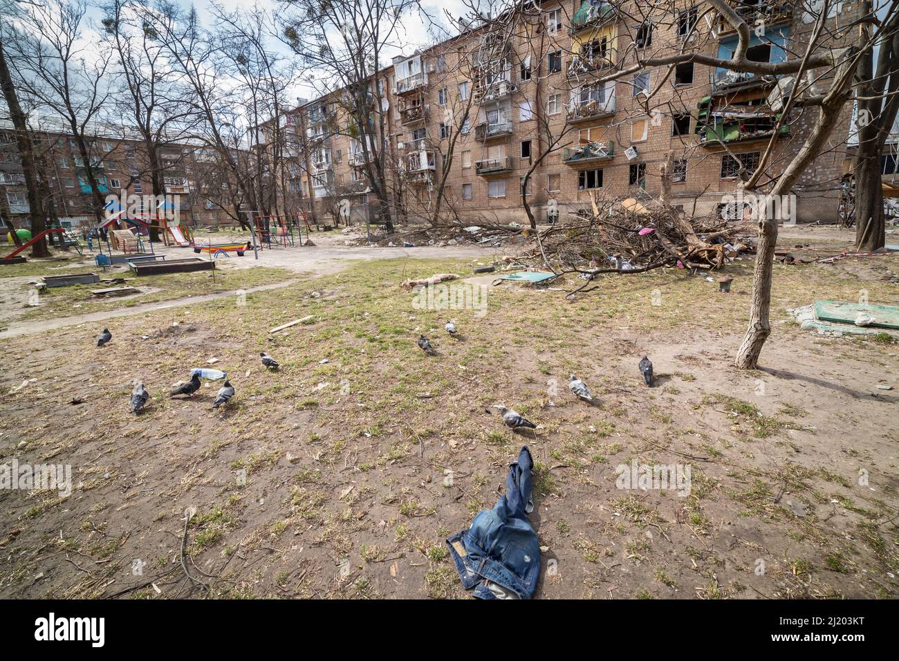 Následkem ruského bombardování bylo dne 18. března zničeno celé sidliště v Kyjevě. Poškozených je šest činžovnách Domů, přihlehlá škola i školka. V mí Foto Stock