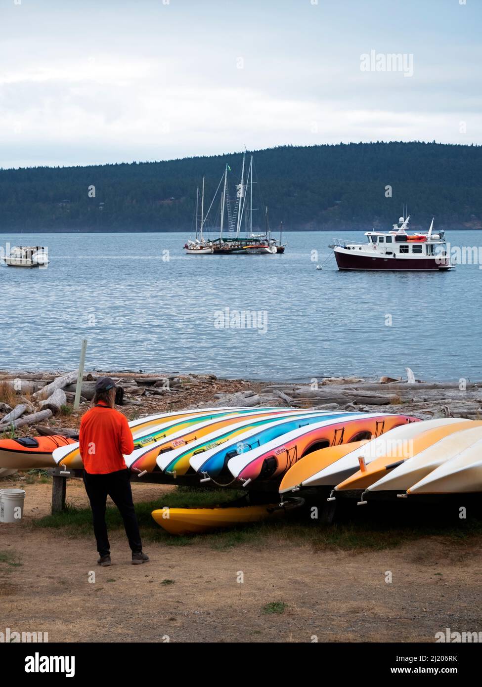 WA21175-00...WASHINGTON - Noleggio kayak sulla riva di Spencer Spit nel Spit state Park di Spencer Spit sull'Isola di Lopez. Foto Stock