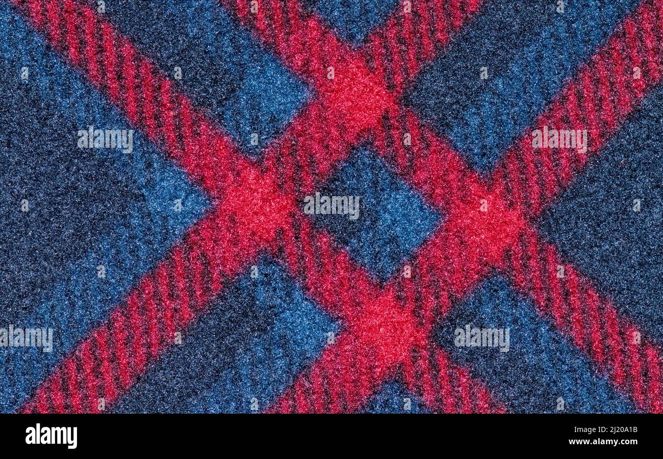 Campione di tessuto in tartan rosso e blu. Campione di colore closeup direttamente sopra. Foto Stock
