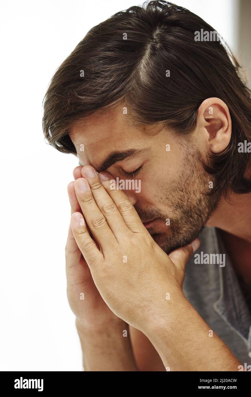 Non ho idea di come uscire da questo. Colpo di un giovane che guarda giù in difficoltà. Foto Stock