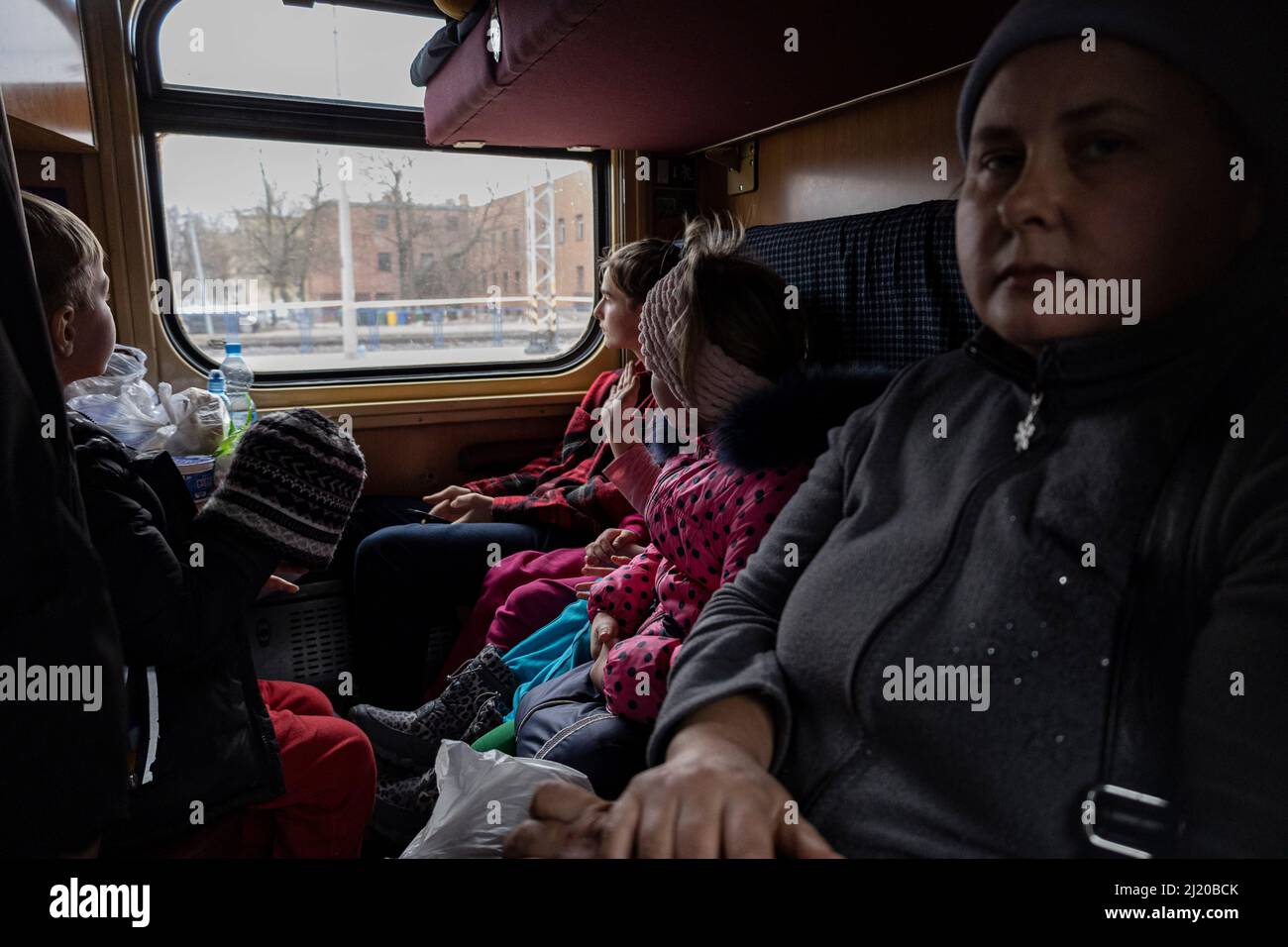 02.03.2022, Polonia, Lubelskie, Chelm - Ucraina guerra: Rifugiati prima di continuare il loro viaggio in treno vicino al confine polacco-ucraino. 0MM220302D016C Foto Stock